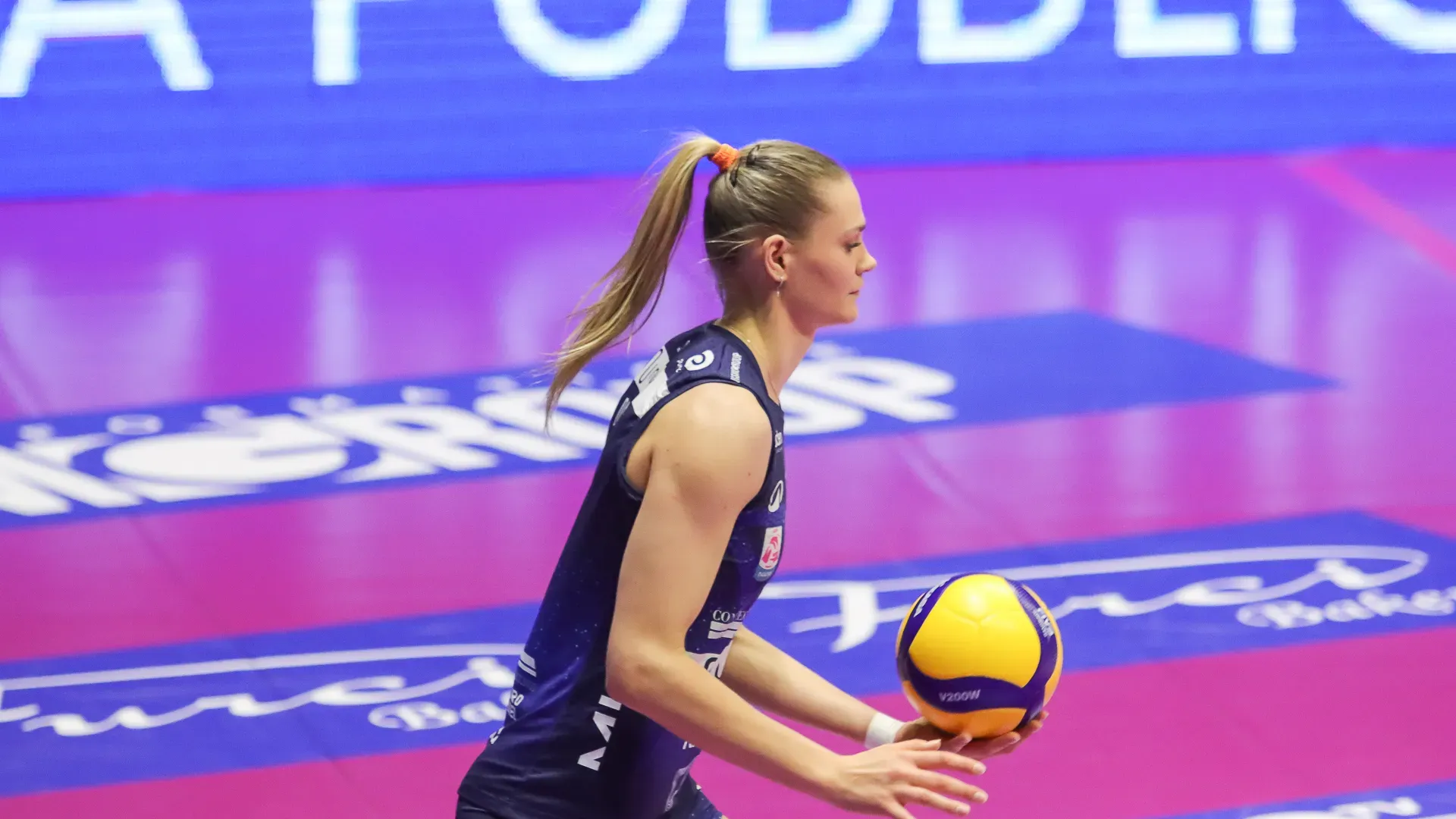 Alessia Orro, palleggiatrice Numia Vero Volley Milano: “Sono molto contenta della prestazione messa in campo dalla squadra e di questa vittoria per 3-0; nei giorni scorsi, nonostante il poco tempo, abbiamo preparato bene la partita e lavorato al meglio per essere pronte a questo appuntamento importante. Personalmente mi sento sempre meglio fisicamente e partita dopo partita sto riuscendo ad esprim