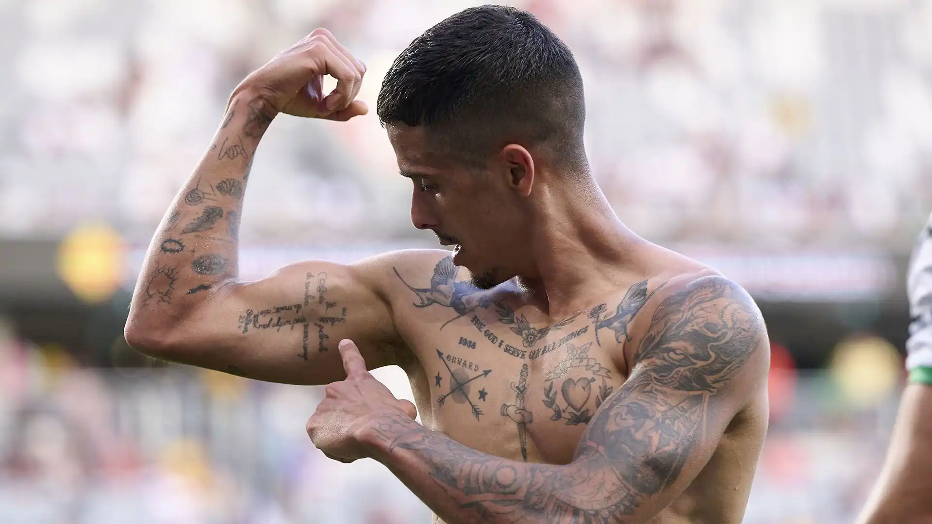 Elaborato e particolare il tatuaggio che Penha ha sulle braccia e sul torace: dopo il gol ha indicato la croce scritta con i nomi dei suoi parenti