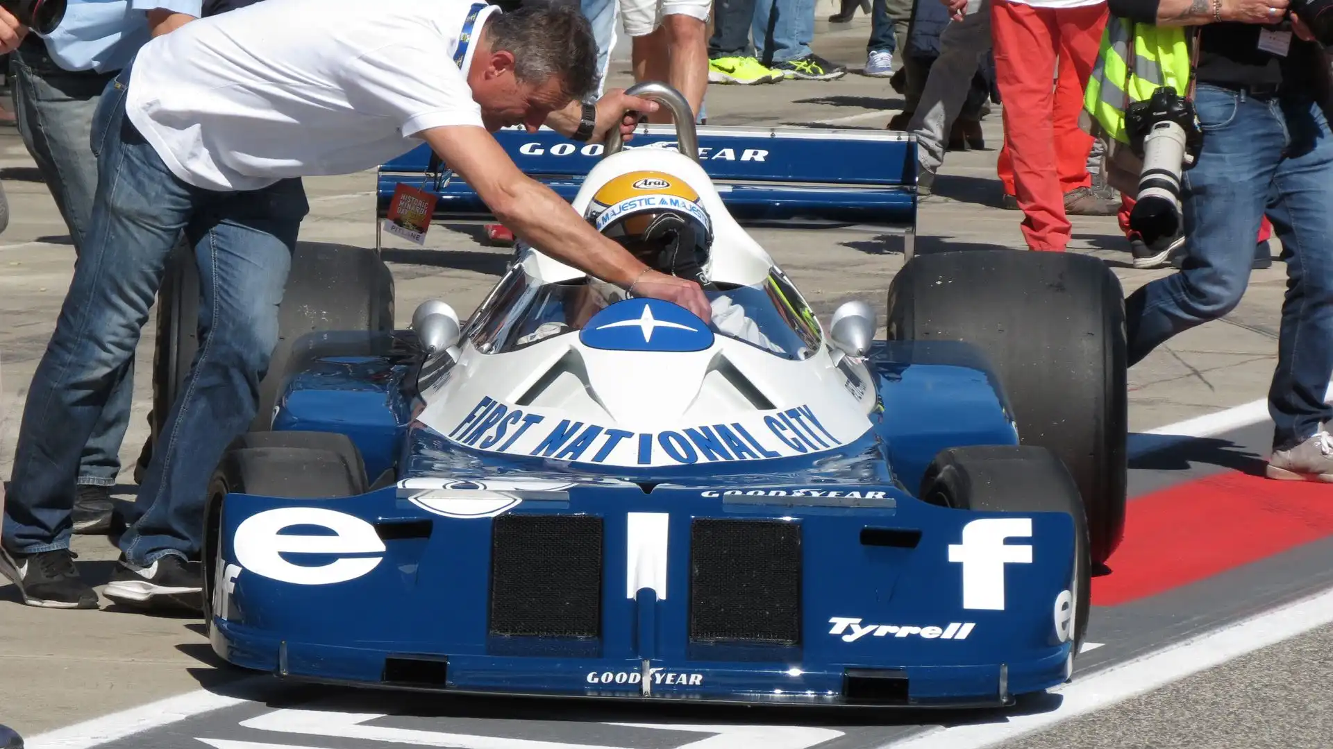 Nel 1978 il progetto venne accantonato e la Tyrrell tornò alle classiche 4 ruote