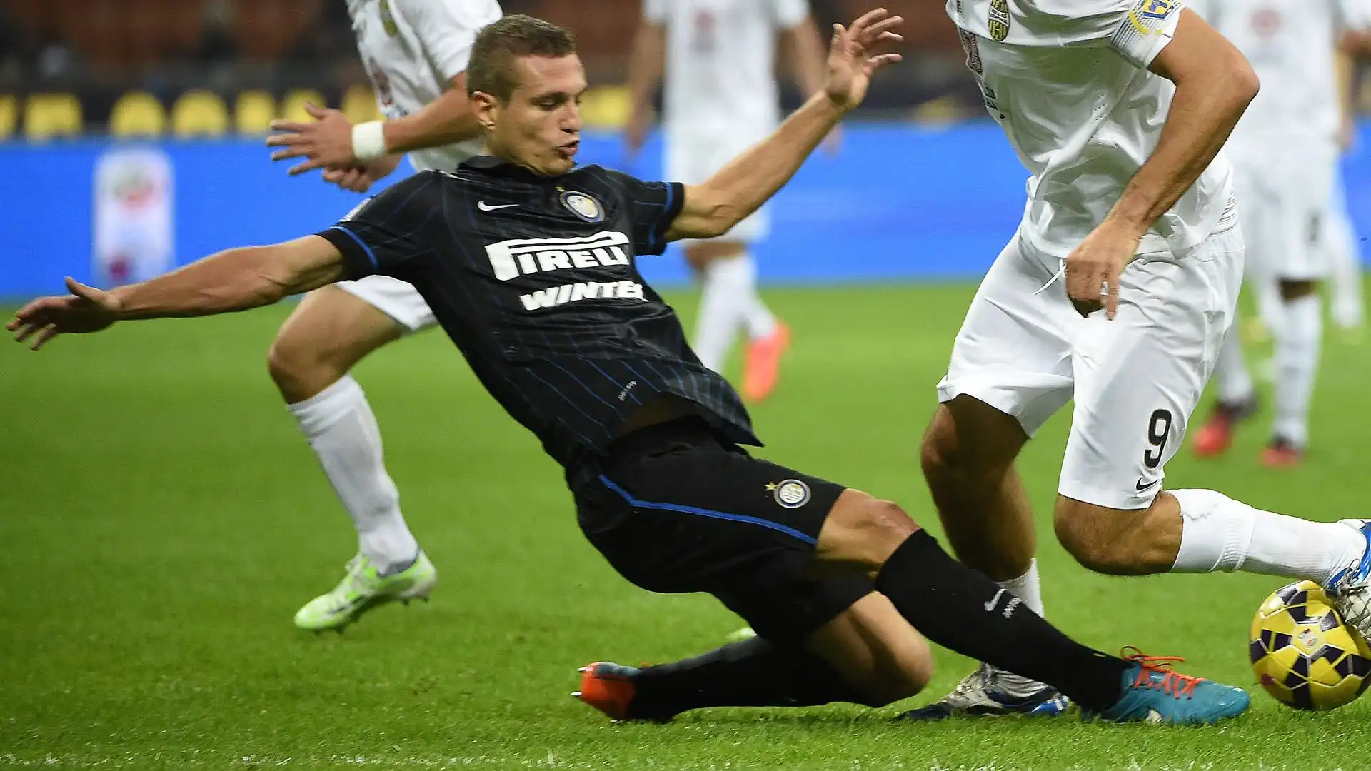 Concluse la sua esperienza all'Inter con appena 27 presenze e 1 gol segnato