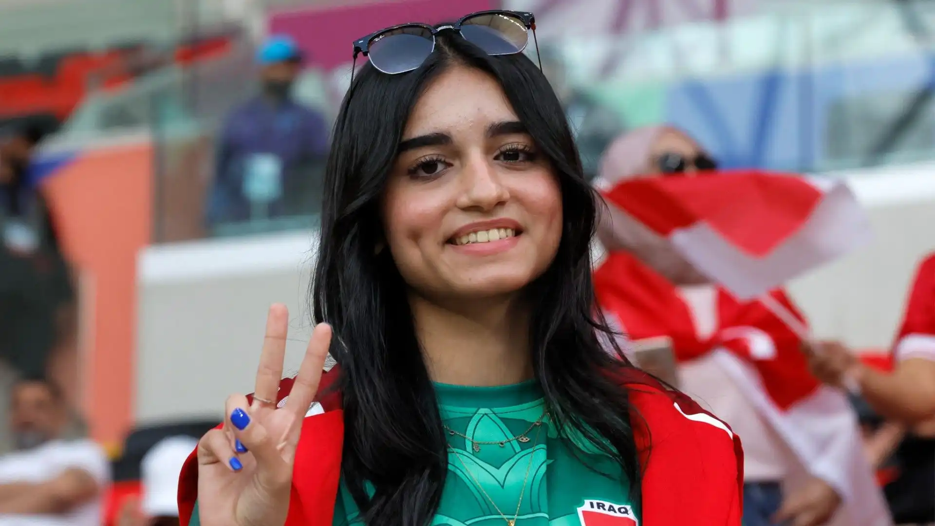 In foto una ragazza con la maglia della nazionale dell'Iraq
