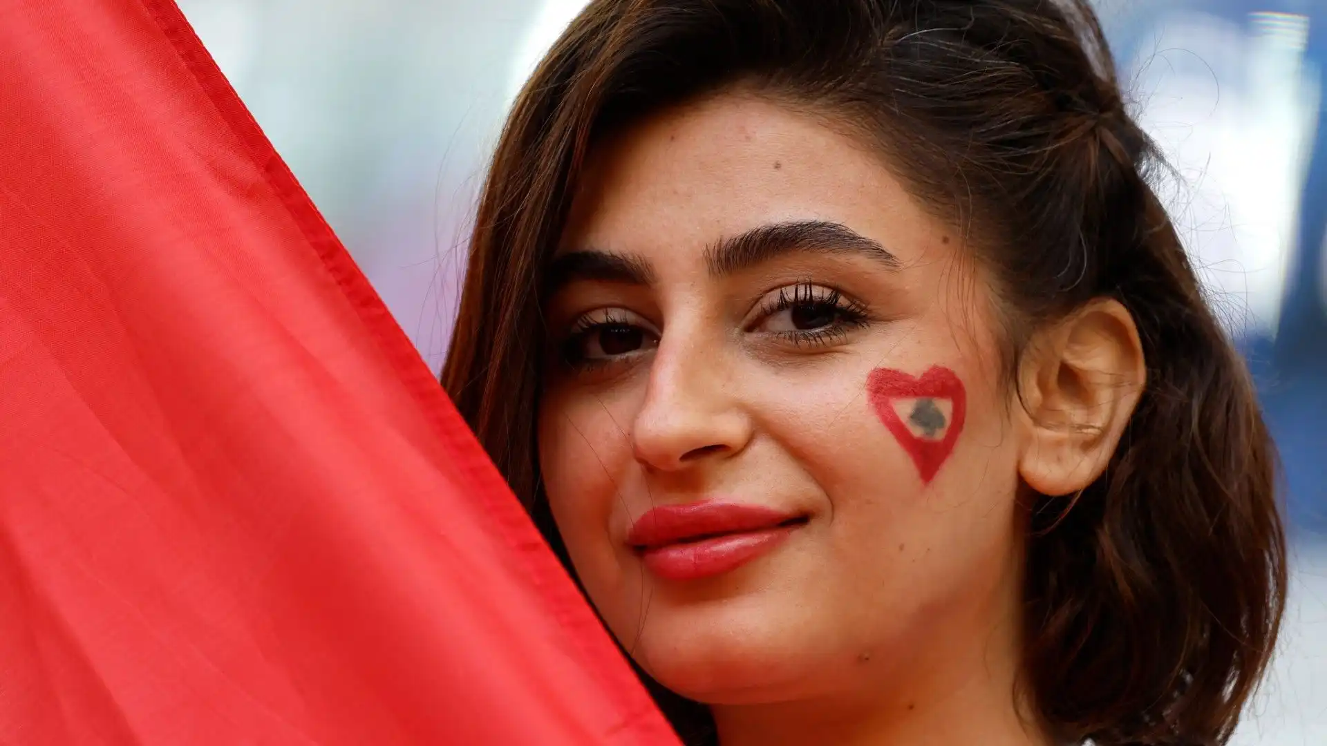 Questa fan ha la bandiera del Libano disegnata sul viso
