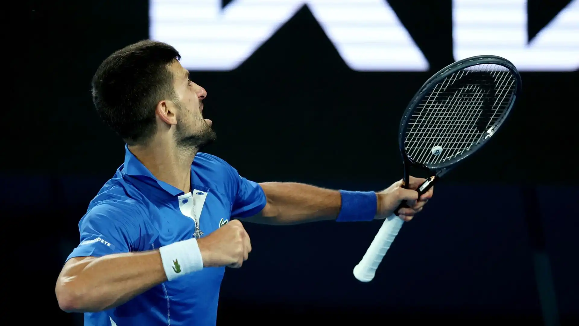 Dopo aver vinto il primo set, Djokovic comincia a soffrire il servizio potente dell'australiano e perde il secondo