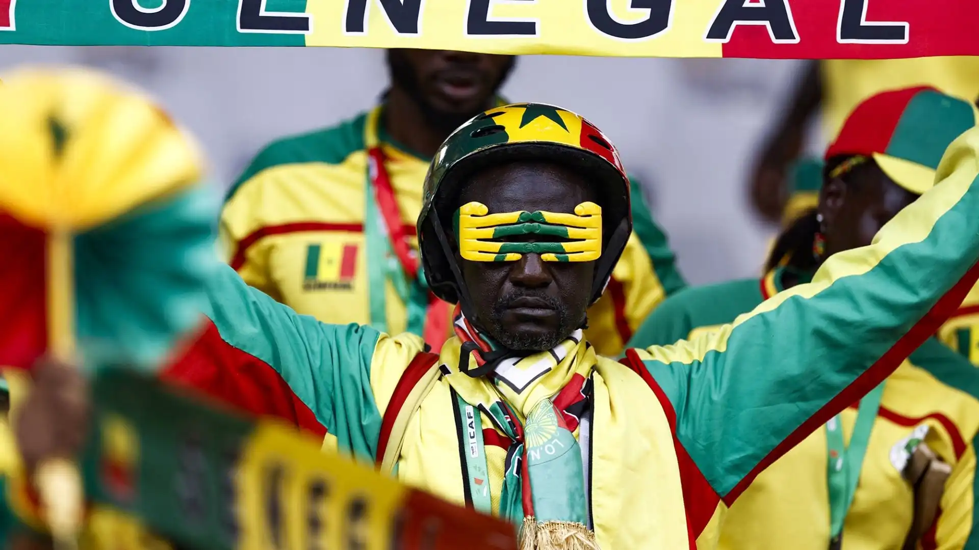 Un altro tifoso del Senegal con una maschera bizzarra