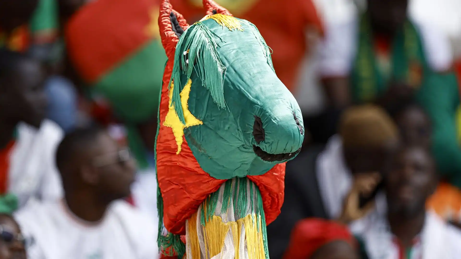 Un supporter del Senegal mascherato da cavallo