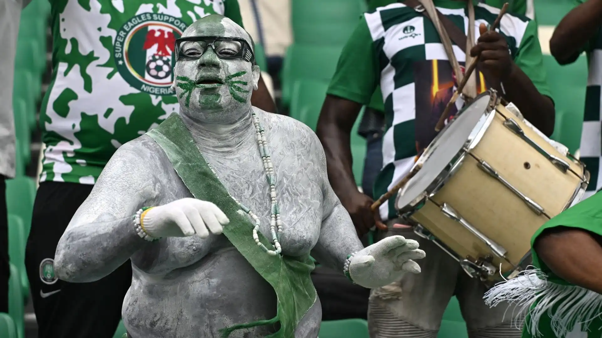 Tifoso della Nigeria al tamburo