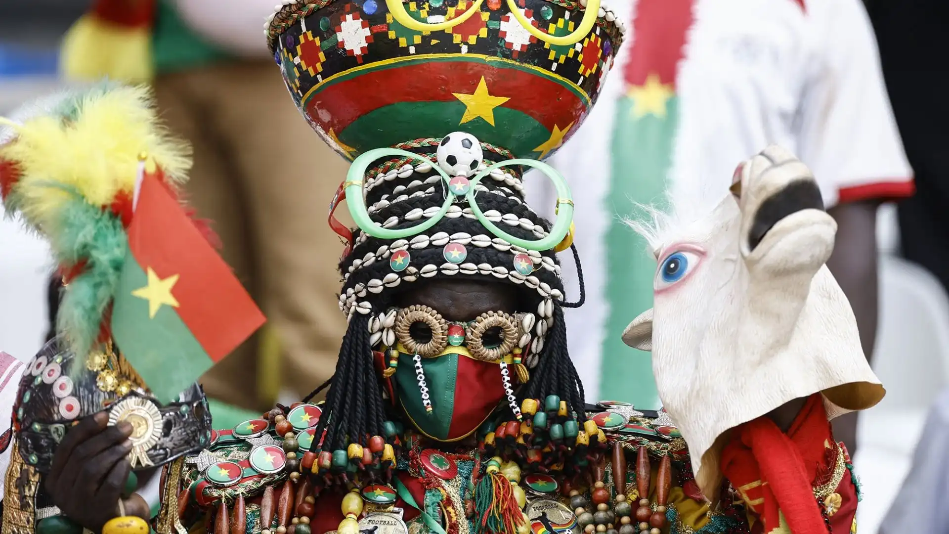 L'incredibile tenuta di un supporters del Burkina Faso