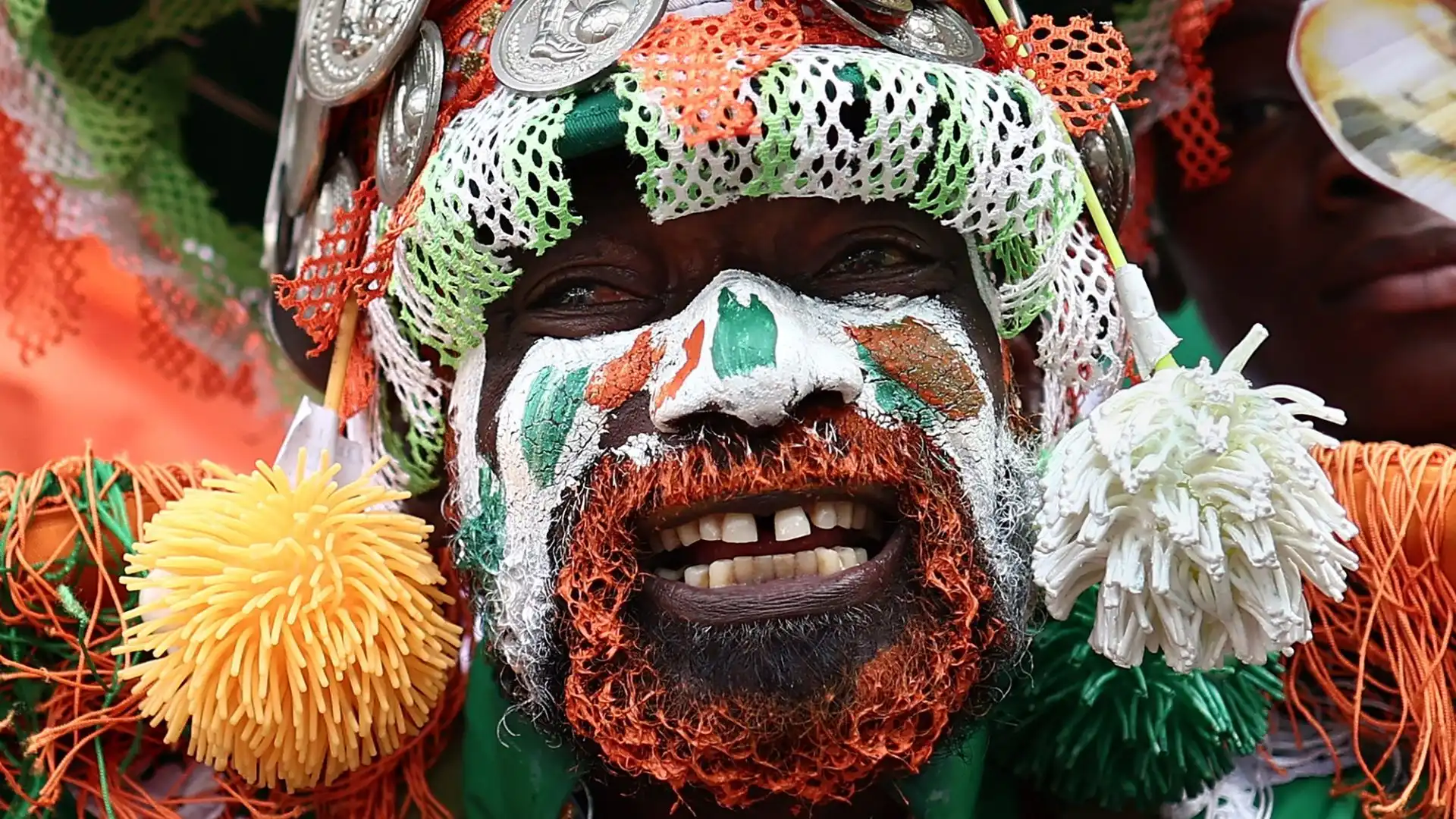 Un tifoso della Costa d'Avorio con la barba arancione, come la maglia degli Elefanti