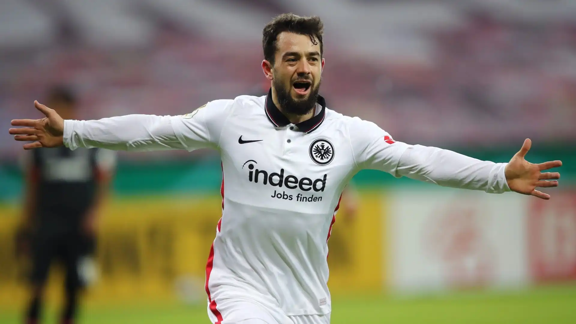 Tra il 2020 e il 2022 ha vestito la maglia dell'Eintracht Francoforte