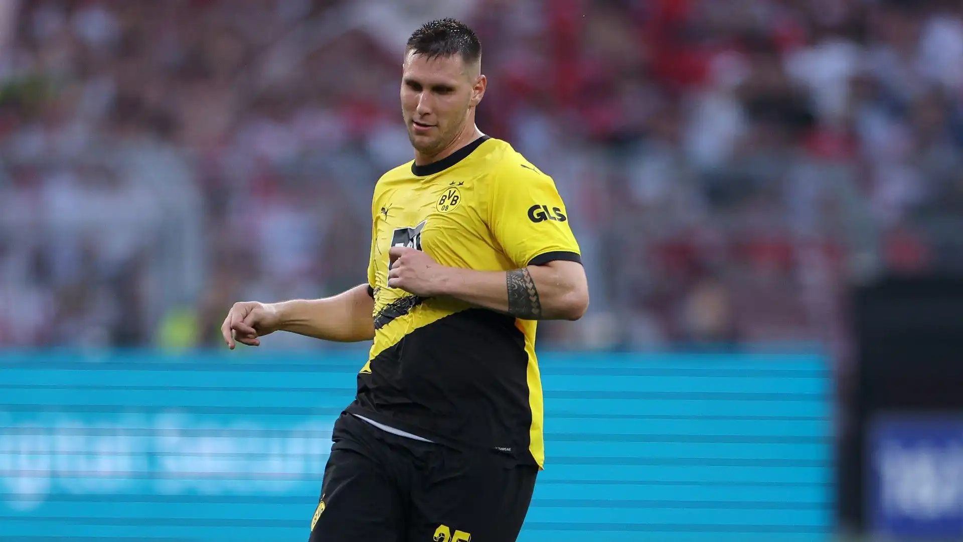 Il ds del Borussia Dortmund ha tranquillizzato sul futuro del difensore che però non è scontato