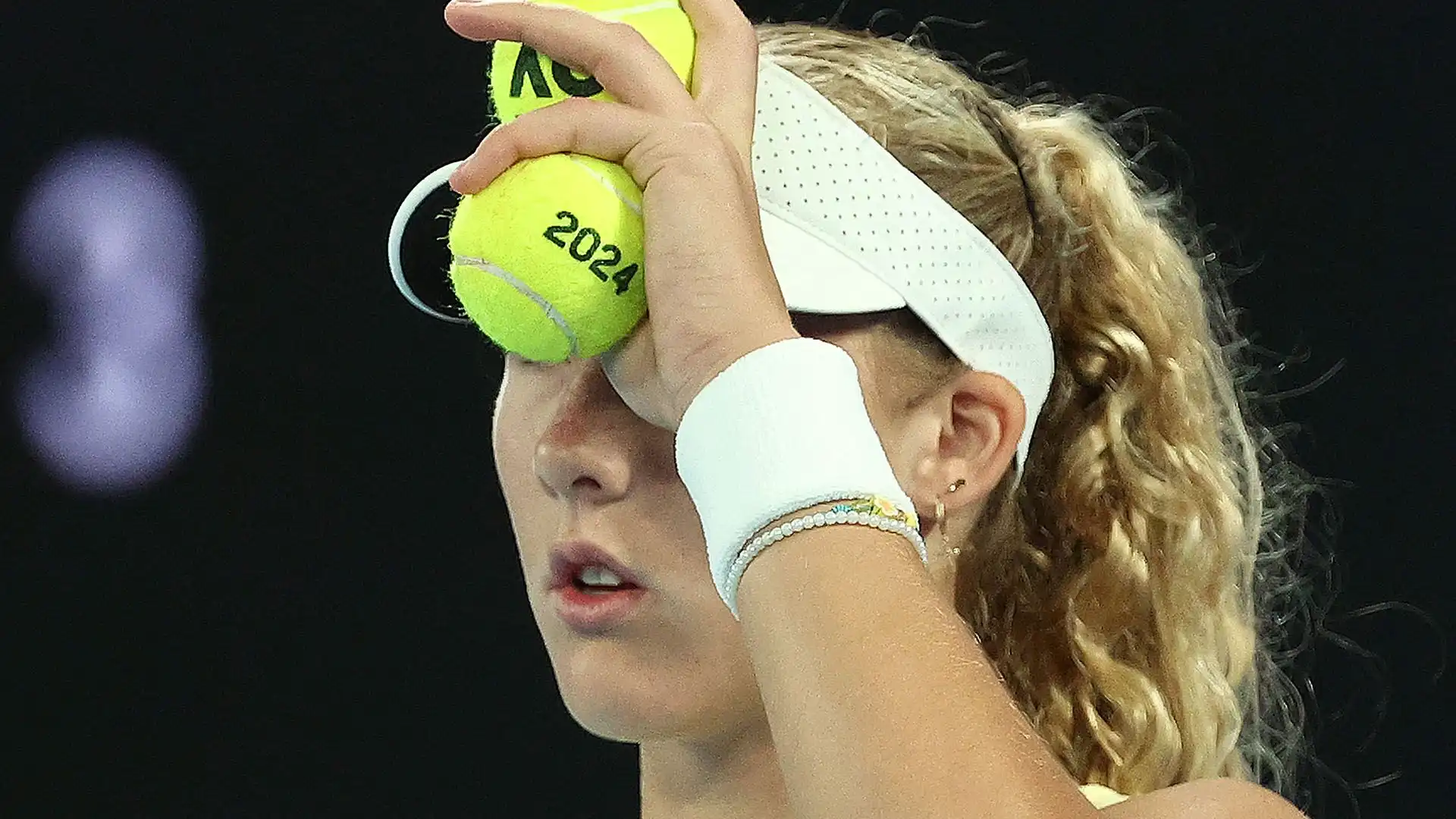 La giovanissima tennista russa si è qualificata al terzo turno degli Australian Open travolgendo Ons Jabeur, numero 6 al mondo