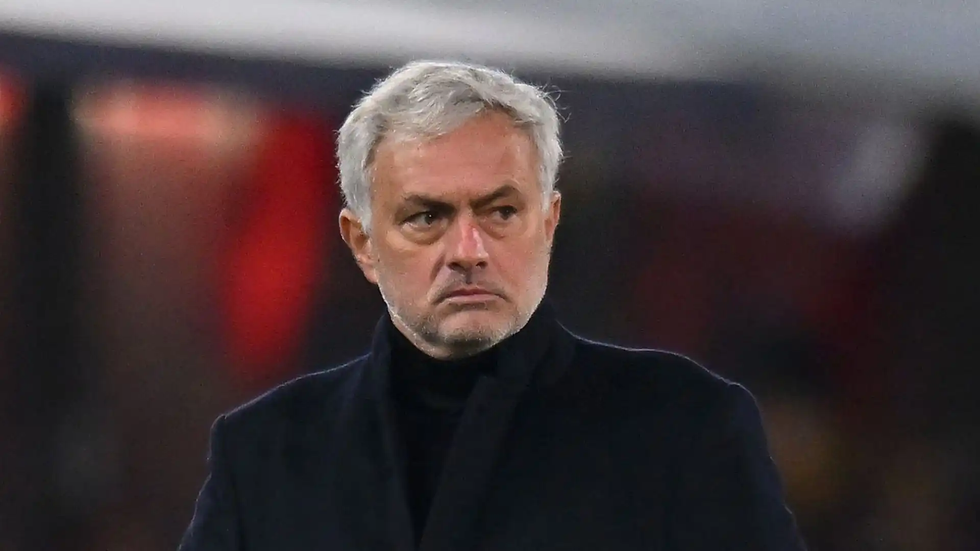 Al suo posto potrebbe arrivare José Mourinho, senza squadra dopo l'addio alla Roma