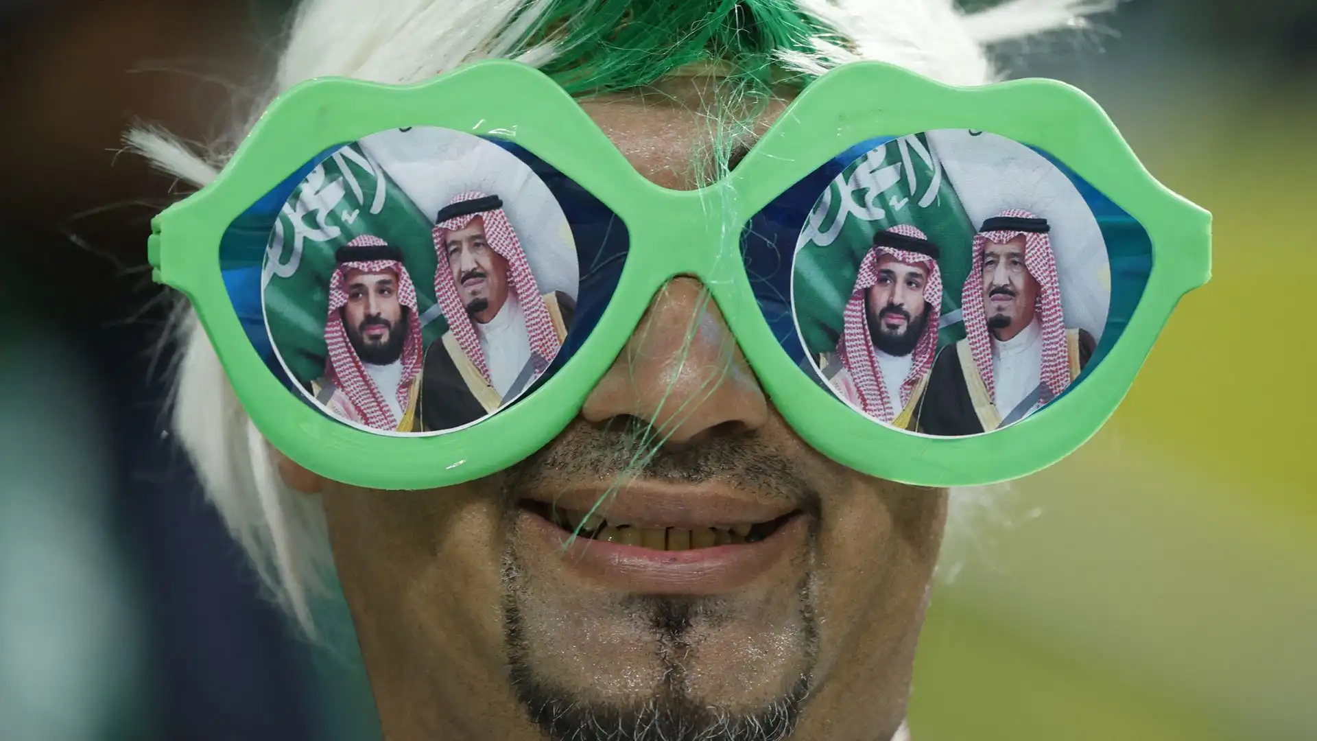 Indossa un paio d'occhiali questo fan saudita