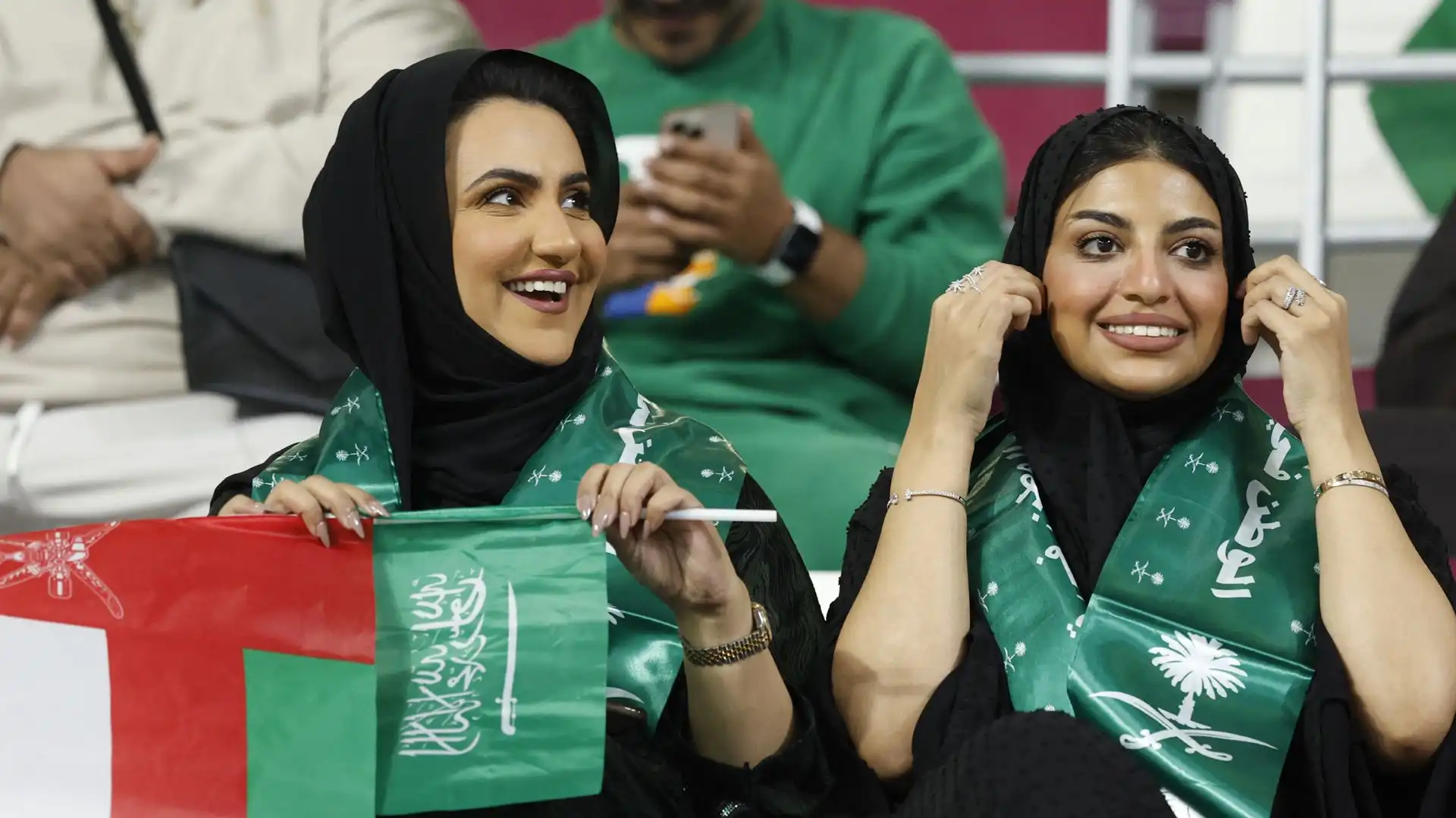 Un paio di tifose saudite presenti sugli spalti a Doha, in Qatar