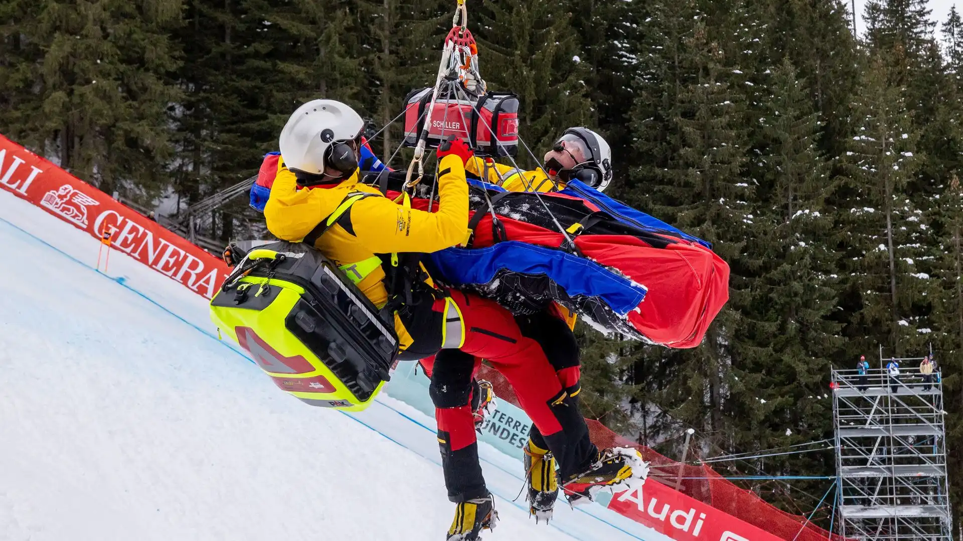 Lo svizzero si è fatto male dopo un salto con gli sci