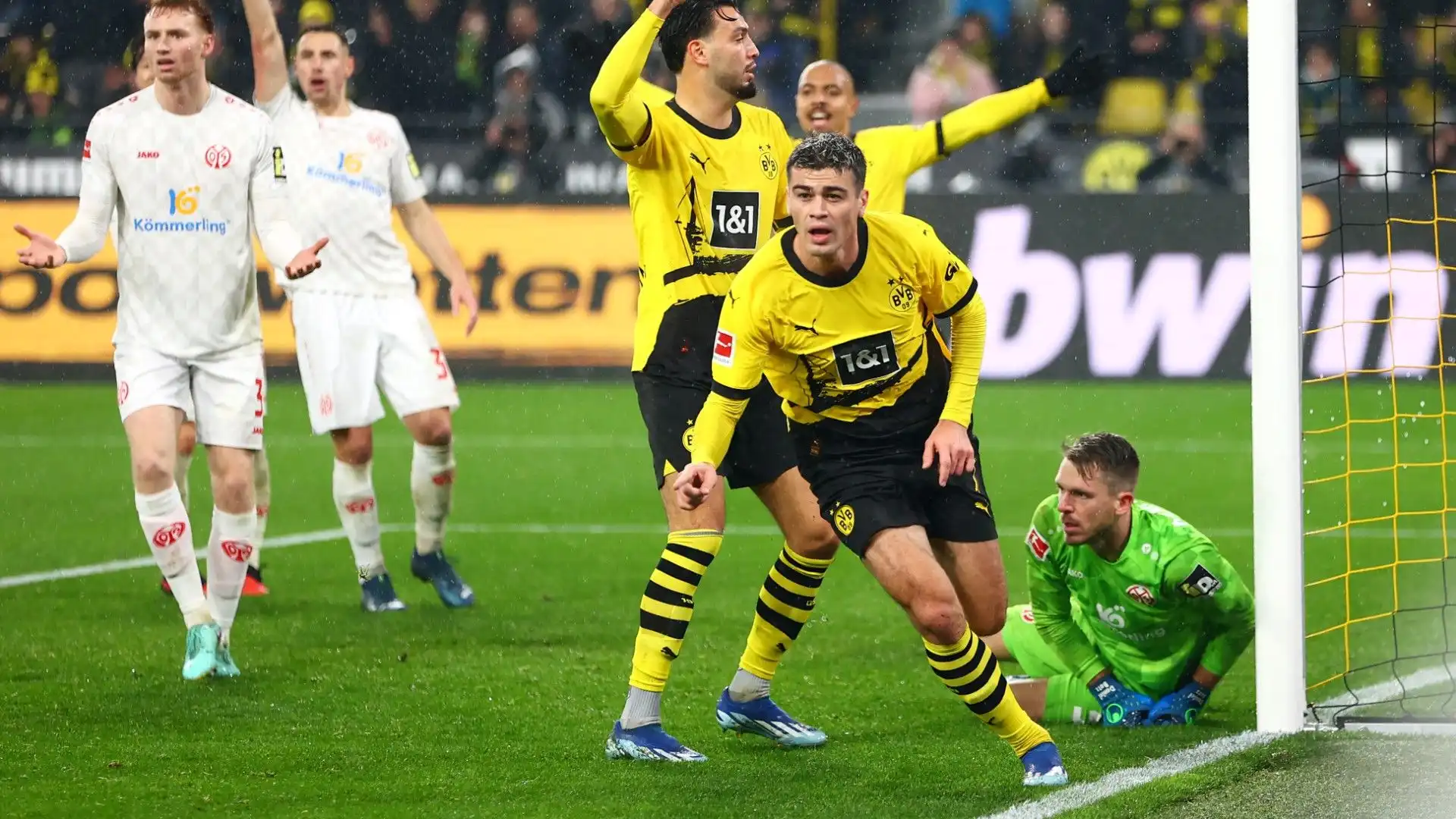 Nel 2019 il Borussia Dortmund l'ha ingaggiato e da allora ha segnato 17 gol in 119 partite con la prima squadra