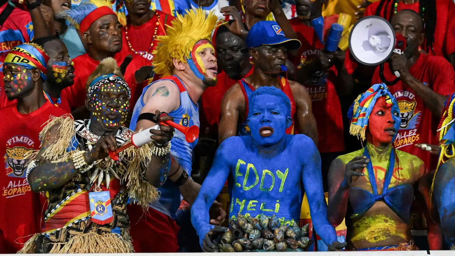 I tifosi della Repubblica Democratica del Congo sono tra i più scatenati: qui un gruppo di "divinità"