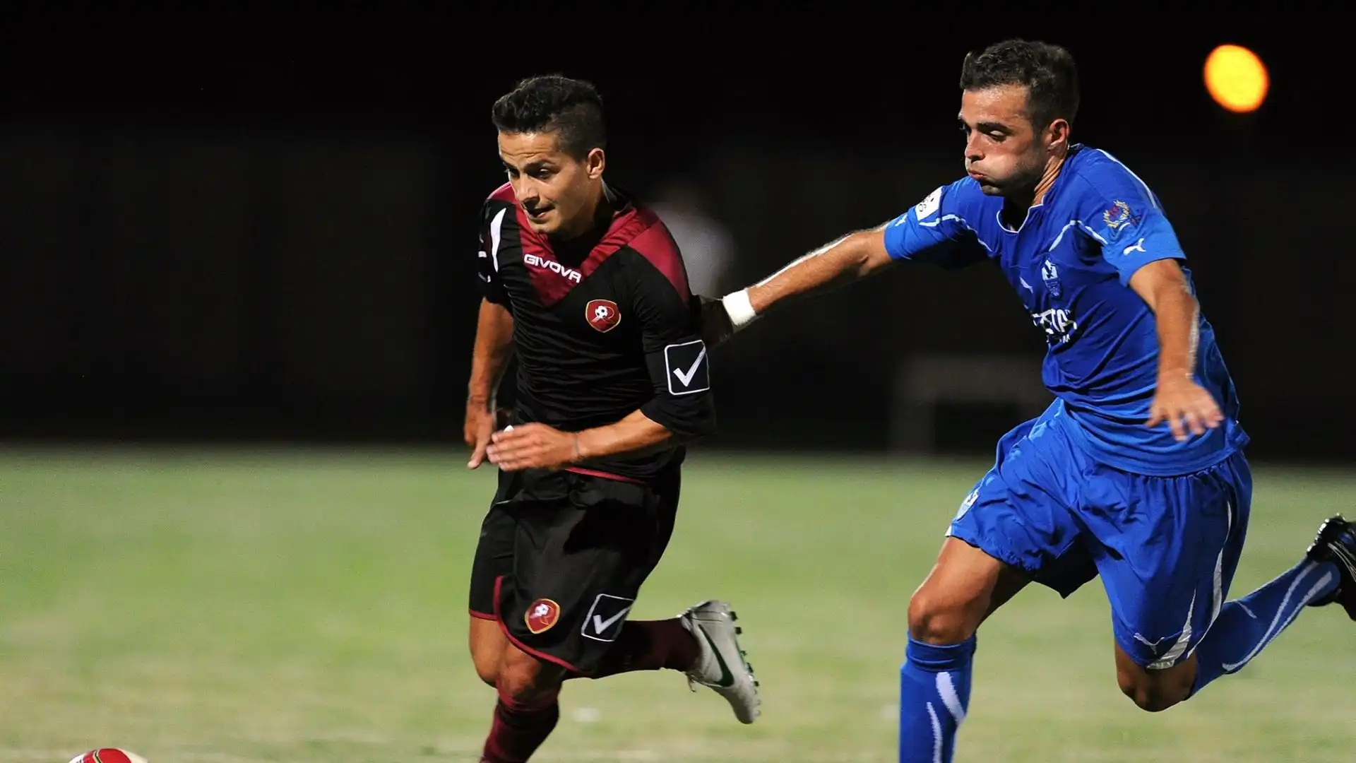 Dopo un anno alla Virtus Entella si è trasferito a Foggia in Lega Pro (Serie C): in Puglia è restato tre stagioni e ha vinto un campionato di Lega Pro e una Coppa Italia Lega Pro