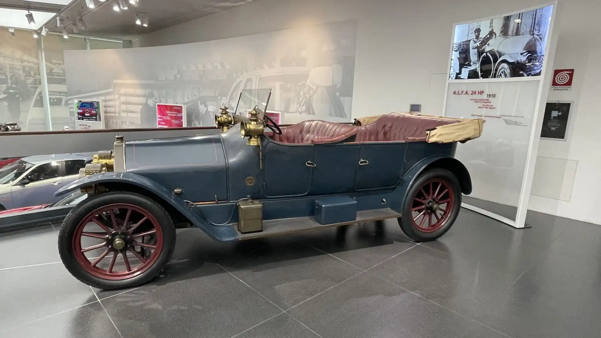 Rappresenta la primissima autovettura della storica casa lombarda, allora denominata Anonima Lombarda Fabbrica Automobili