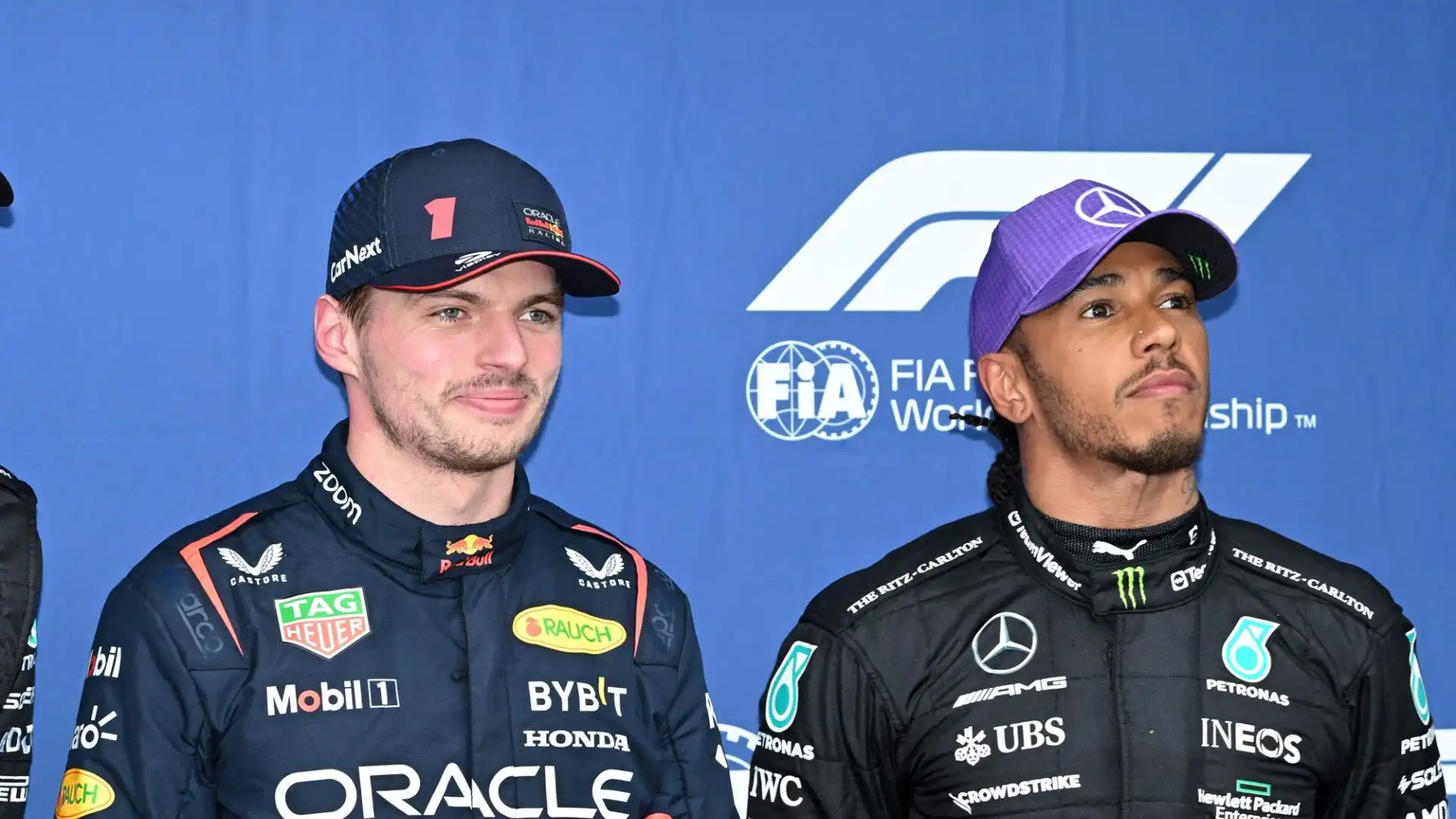 Lewis Hamilton ha mandato messaggi agli altri due pluricampioni Max Verstappen e Fernando Alonso in vista del via del prossimo Mondiale di F1