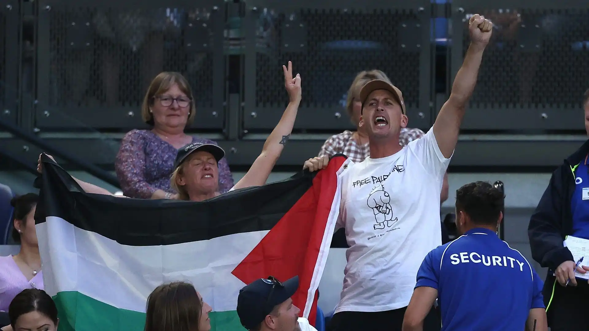 Le due persone tengono in mano una bandiera palestinese