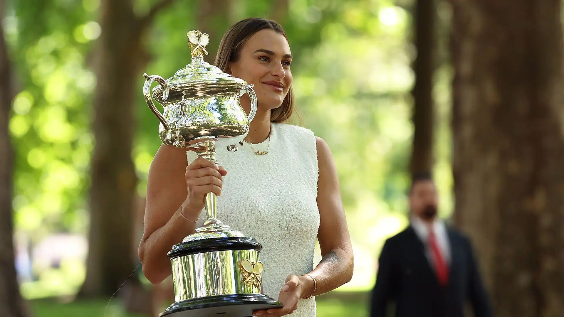 Aryna Sabalenka ha posato fuori dal Royal Exhibition Building, nei Carlton Gardens