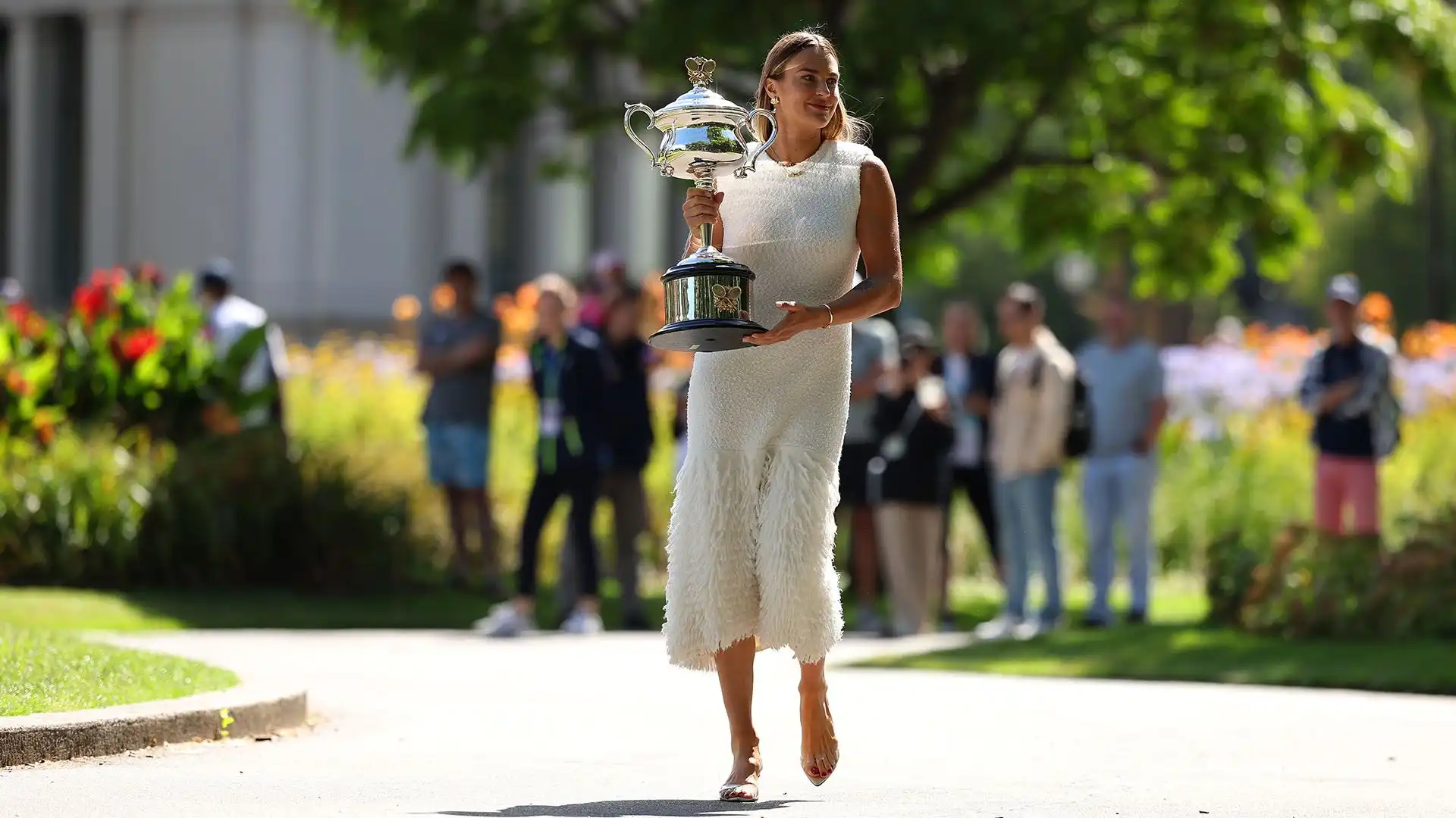 La Sabalenka, vestita con un abito bianco, ha sfoderato tutta la sua classe