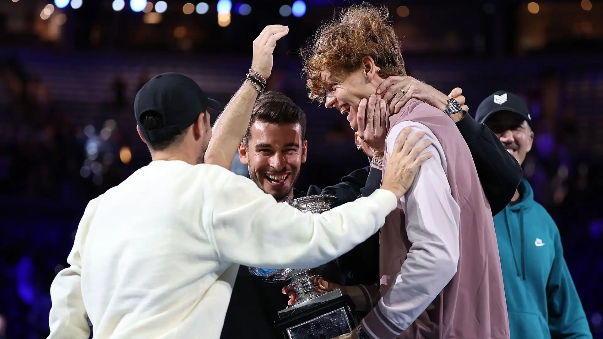 Sinner ha festeggiato il trofeo con tutto il suo team