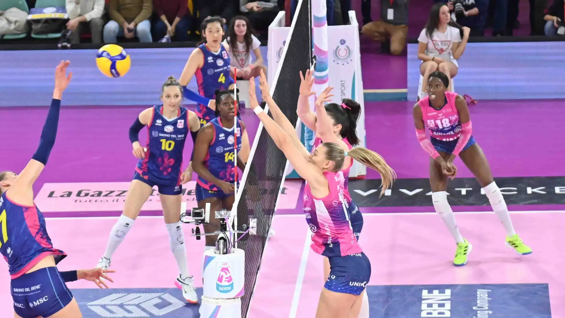 "La pallavolo è uno sport di squadra. E tutte dobbiamo giocare per ottenere il miglior risultato che è vincere. Viviamo, tra l’altro, due situazioni completamente diverse”.