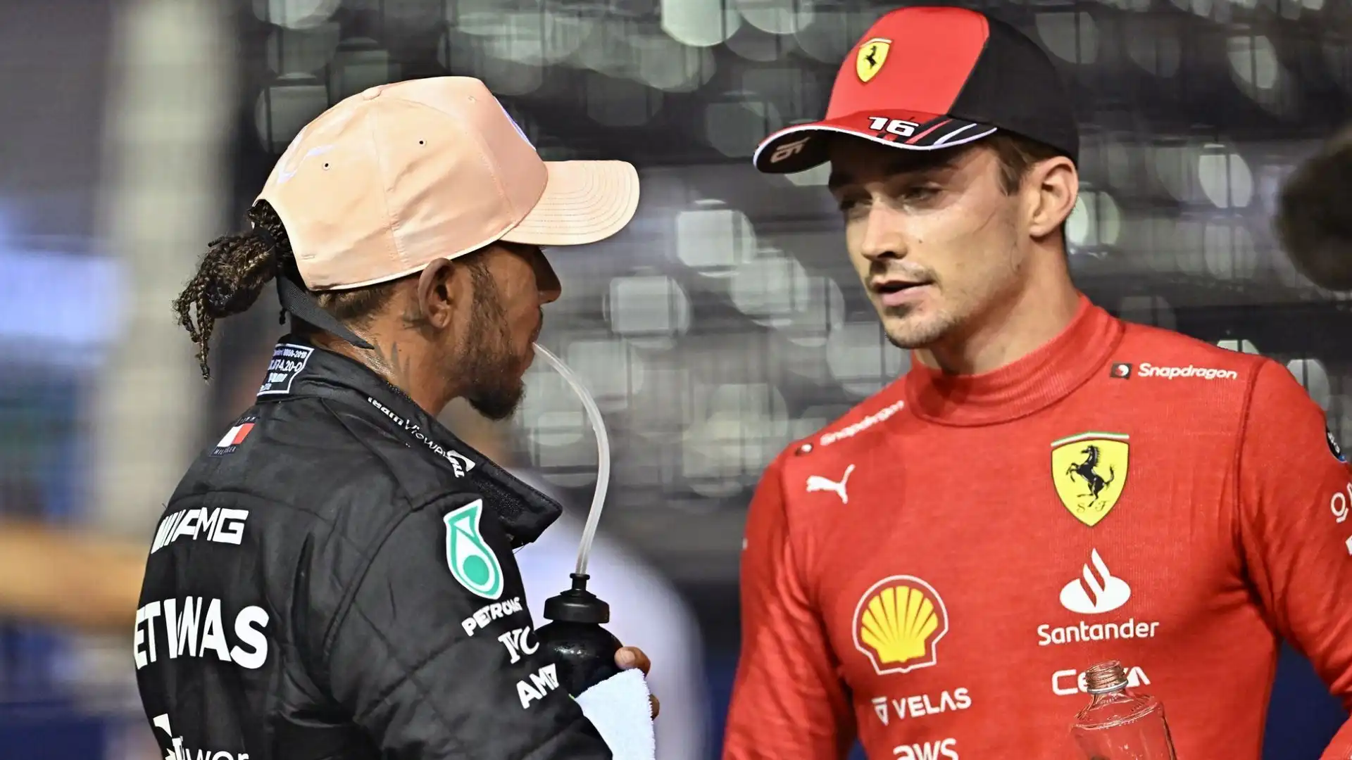 L'arrivo di Lewis Hamilton in Ferrari ha scioccato tanti, e tra questi anche lo stesso Charles Leclerc, almeno secondo alcune indiscrezioni