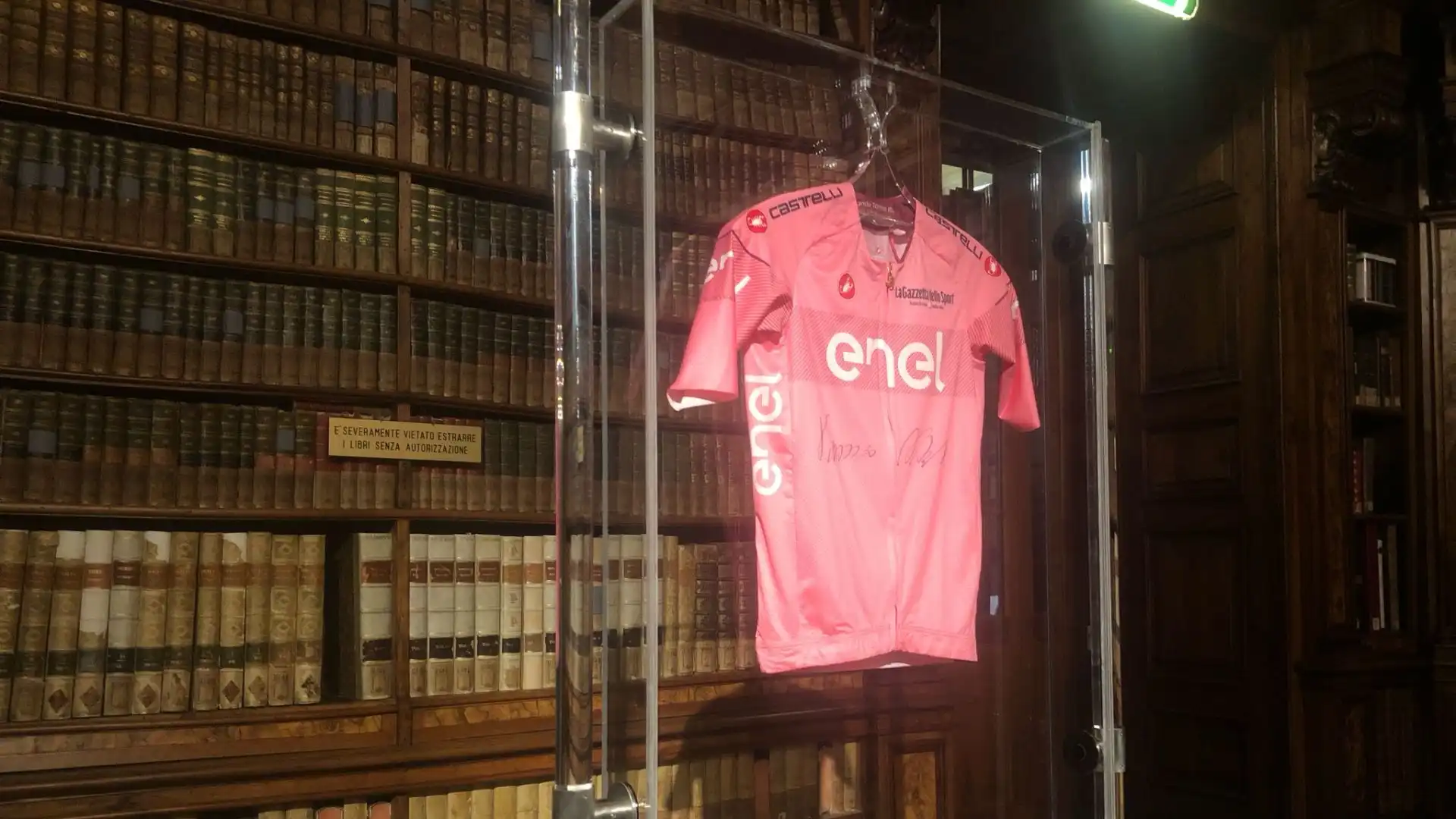 La maglia rosa del Giro d'Italia 2024 è stata svelata a Milano.