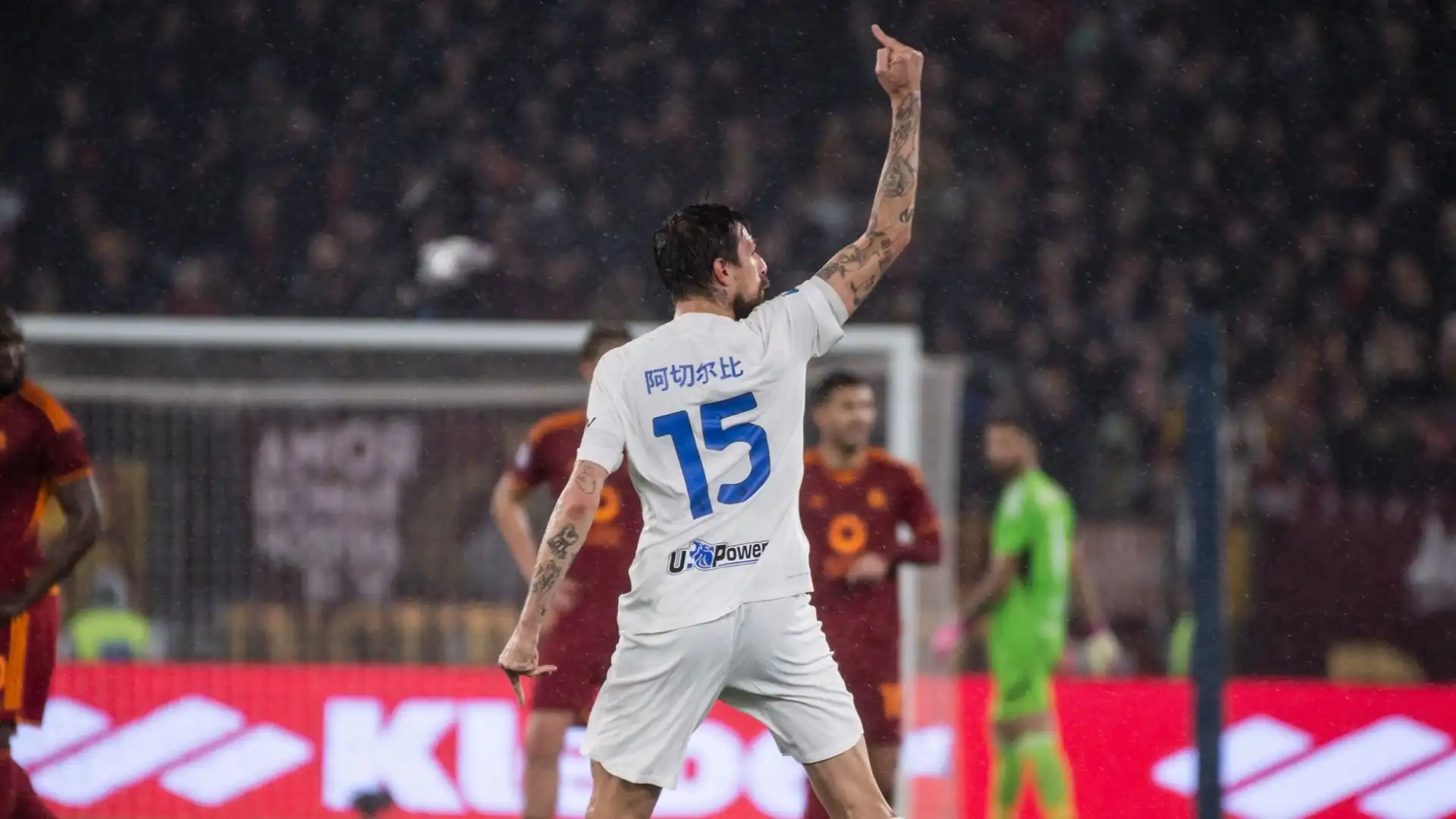Il difensore dell'Inter ha mostrato il dito medio ai tifosi della Roma