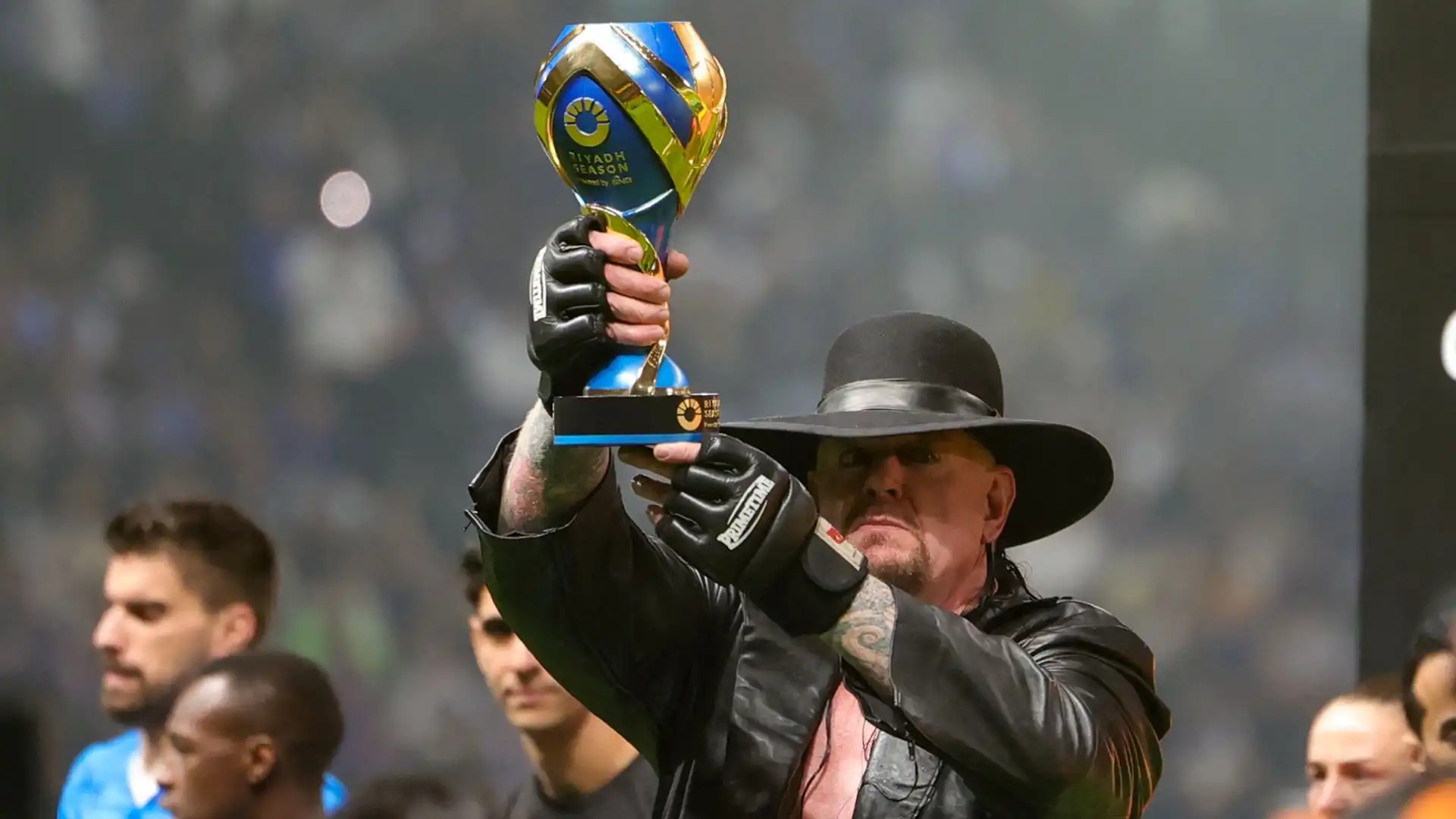 The Undertaker ha alzato il trofeo prima della partita sotto lo sguardo divertito di Ronaldo e degli altri giocatori