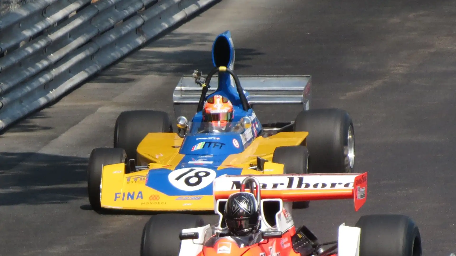 Tra queste la Surtees TS16, qui nella versione giallo azzurra