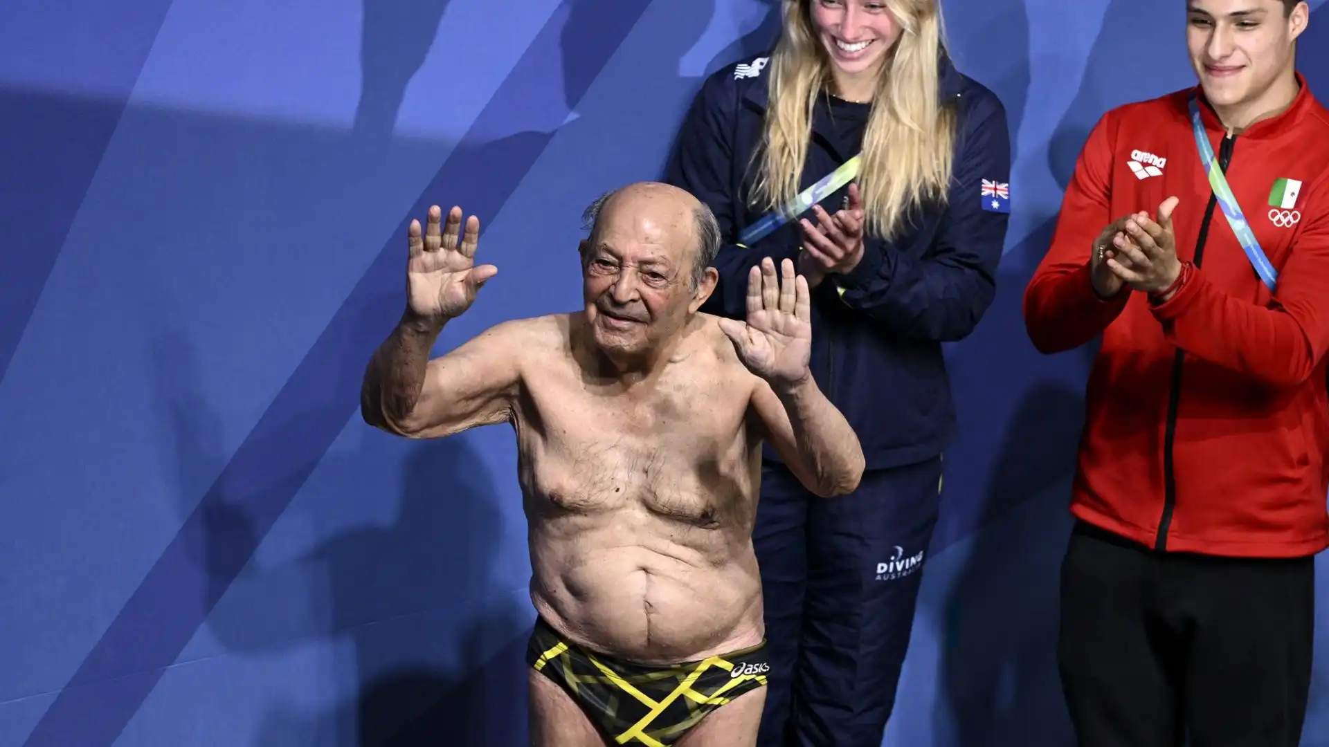 Il tuffatore iraniano, 100 anni, è tornato a tuffarsi in occasione dei Mondiali di Doha