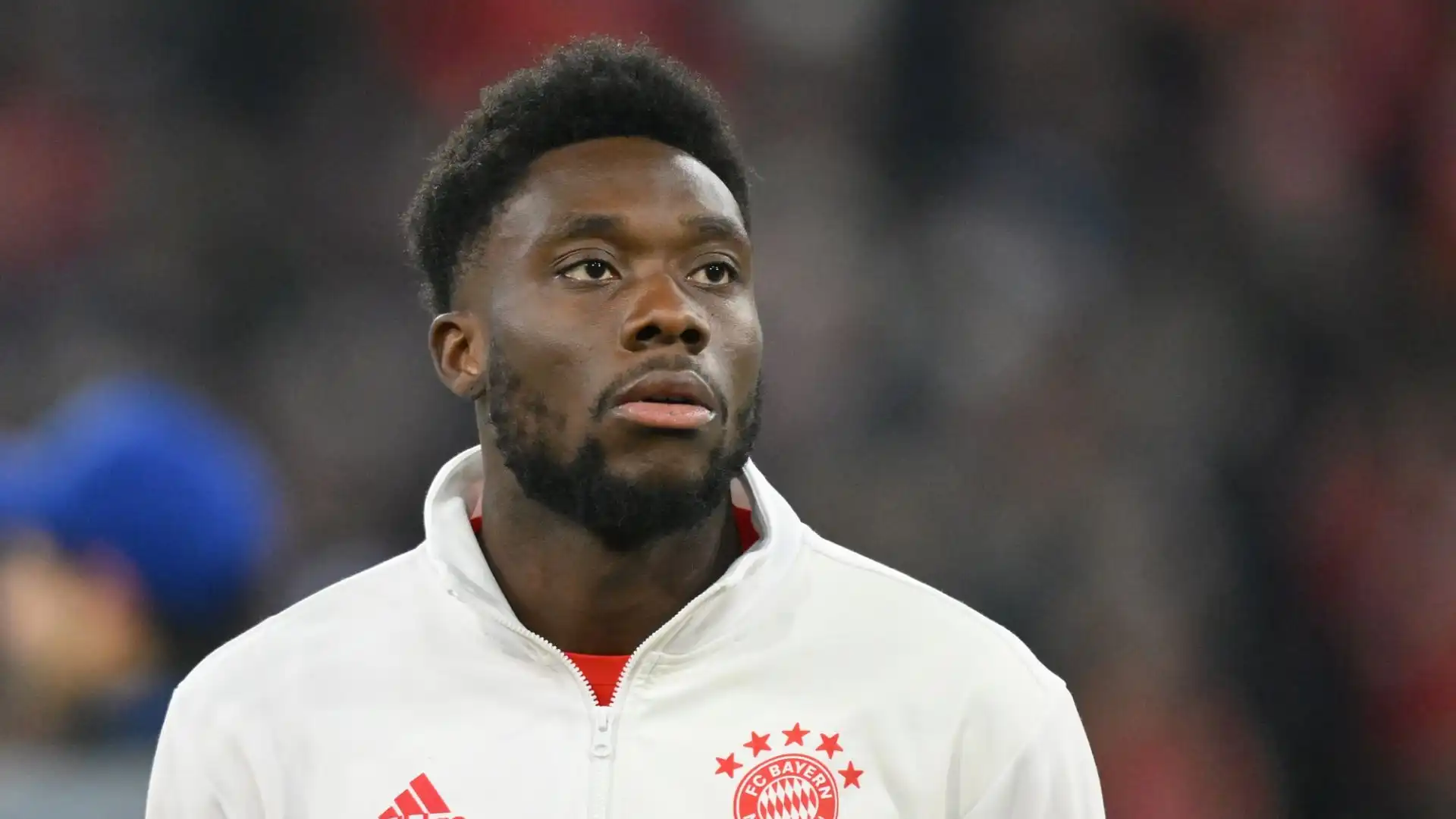 Secondo le indiscrezioni di Kicker i bavaresi potrebbero stravolgere totalmente la fascia sinistra: Alphonso Davies potrebbe lasciare la Germania