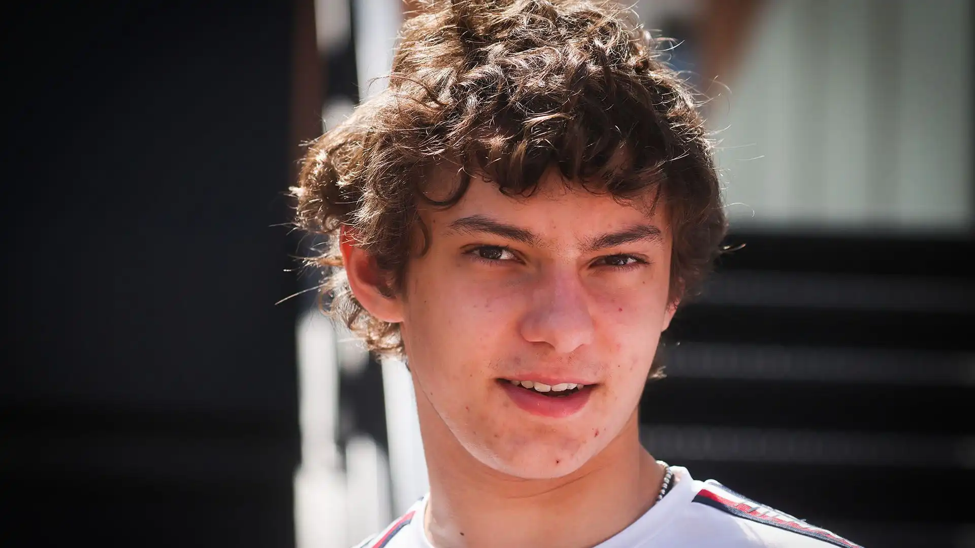 Talento precoce, il 17enne ha saltato la Formula 3, debuttando immediatamente in Formula 2 in questa stagione