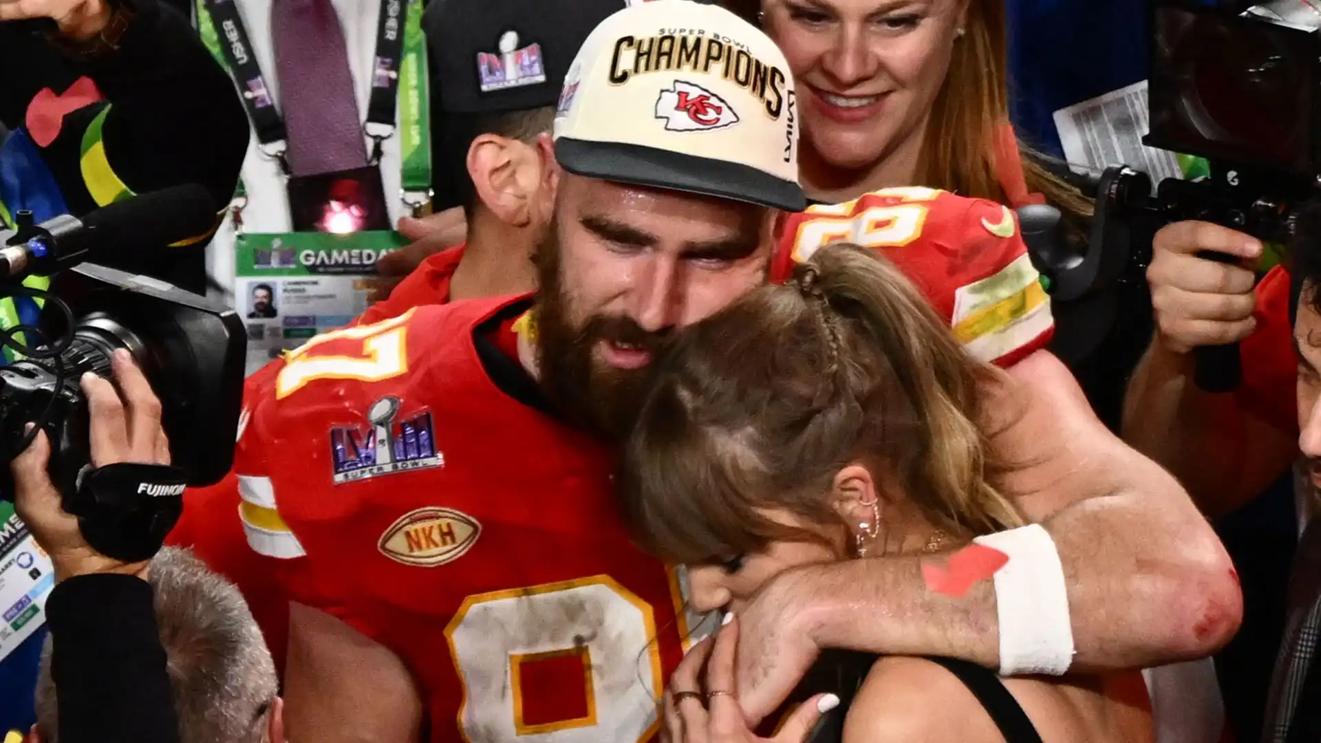 L'abbraccio e il bacio tra i due è è una delle immagini più iconiche del Super Bowl 2024