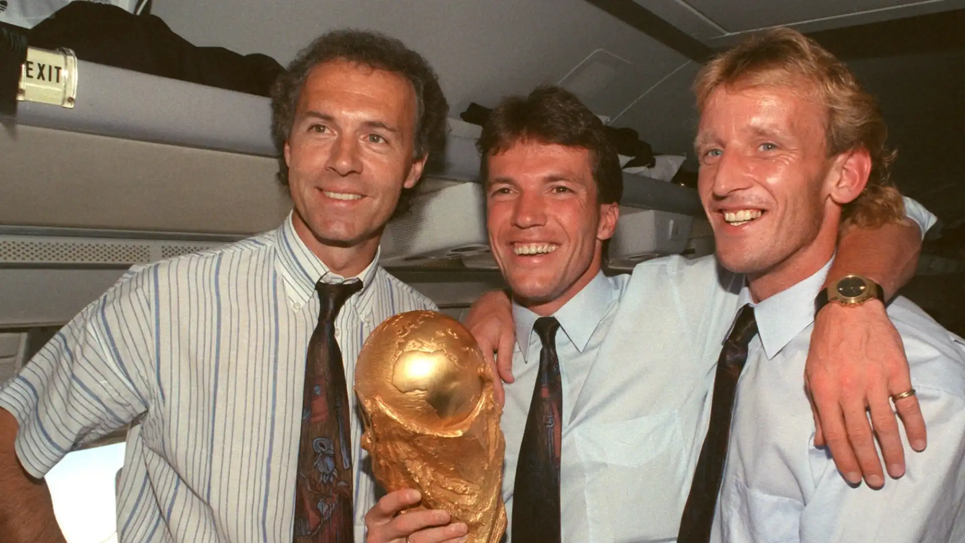 Brehme immortalato insieme al capitano Lothar Matthäus e al tecnico Franz Beckenbauer