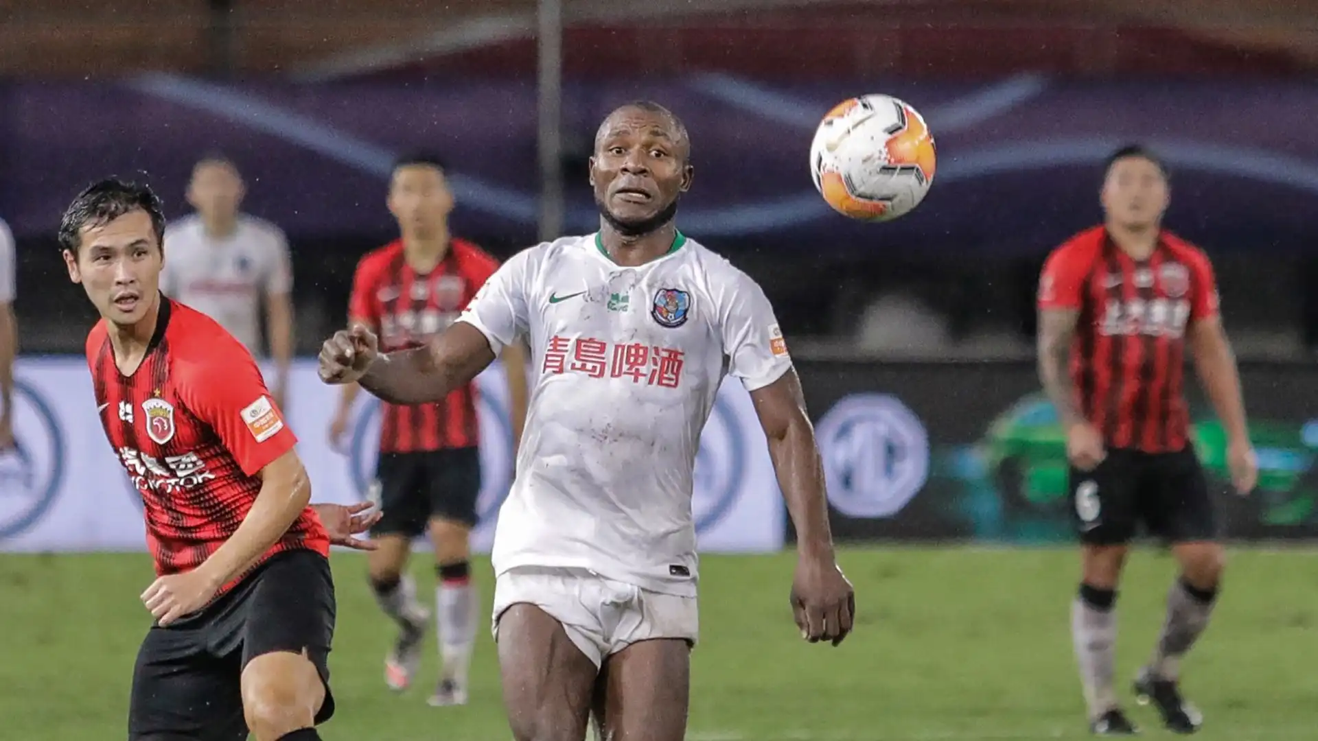 Il centrocampista camerunense è stato in Cina, allo Qingdao Huanghai