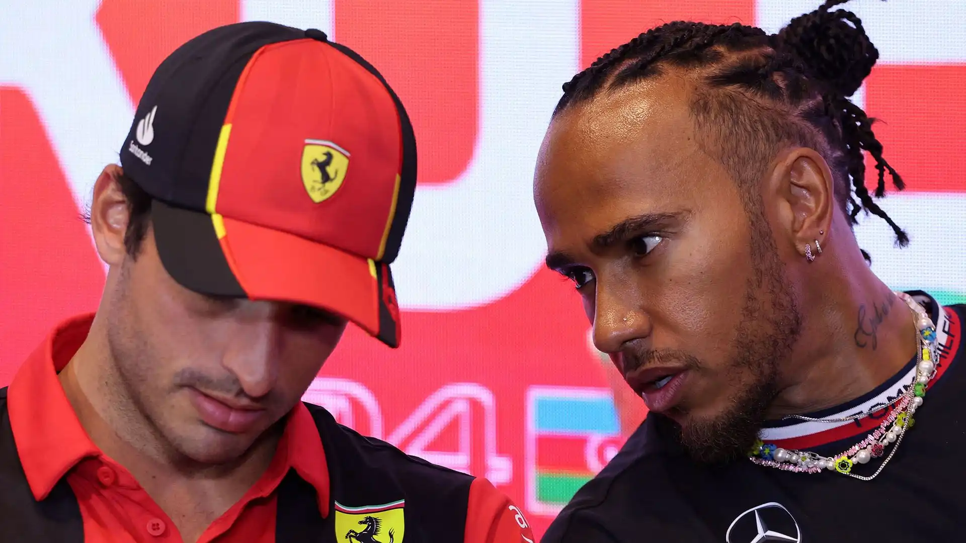 Carlos Sainz ha svelato un retroscena sul trasferimento di Lewis Hamilton in Ferrari dal 2025