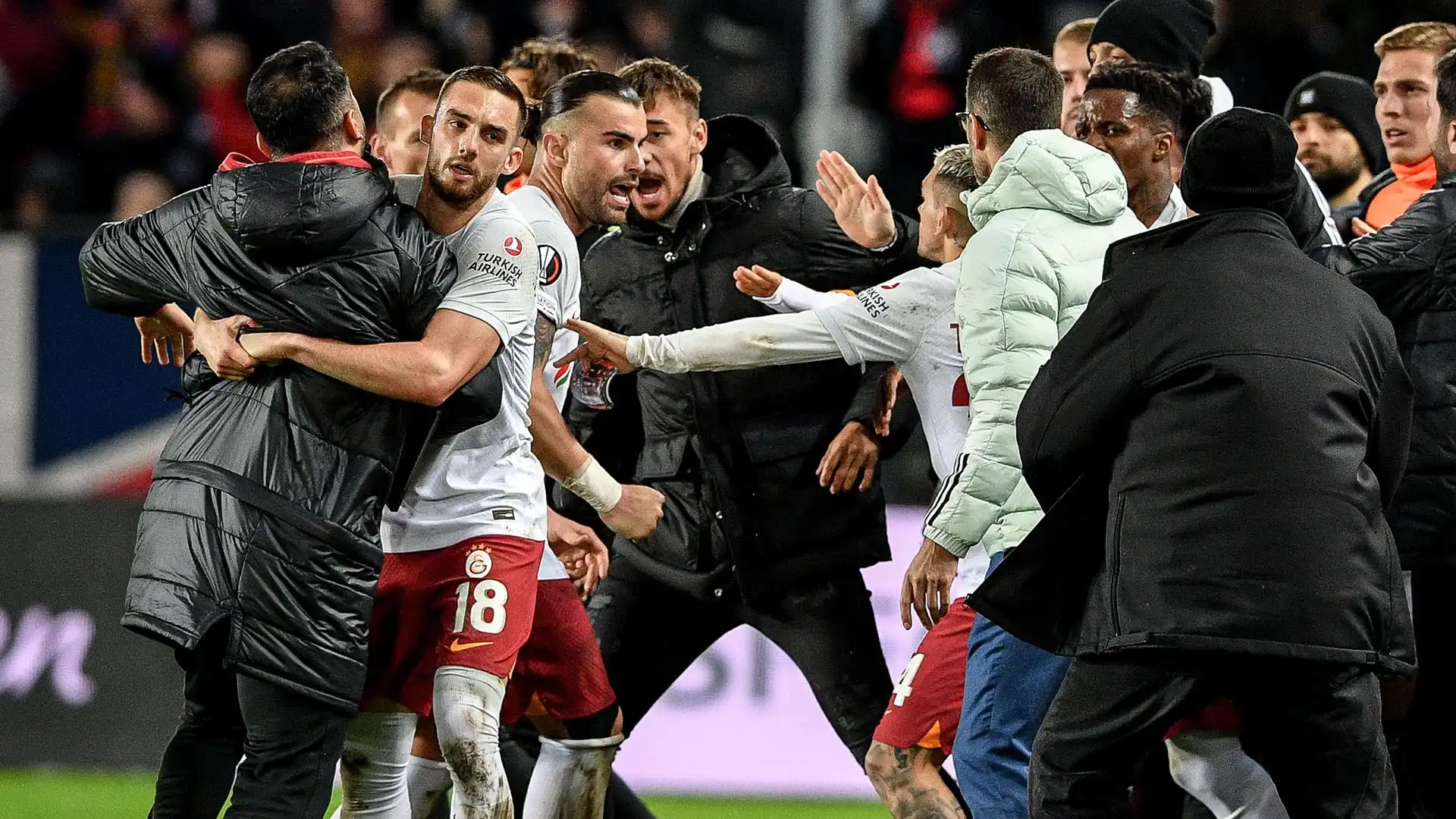 Succede di tutto al termine della partita di Europa League tra Sparta Praga e Galatasaray