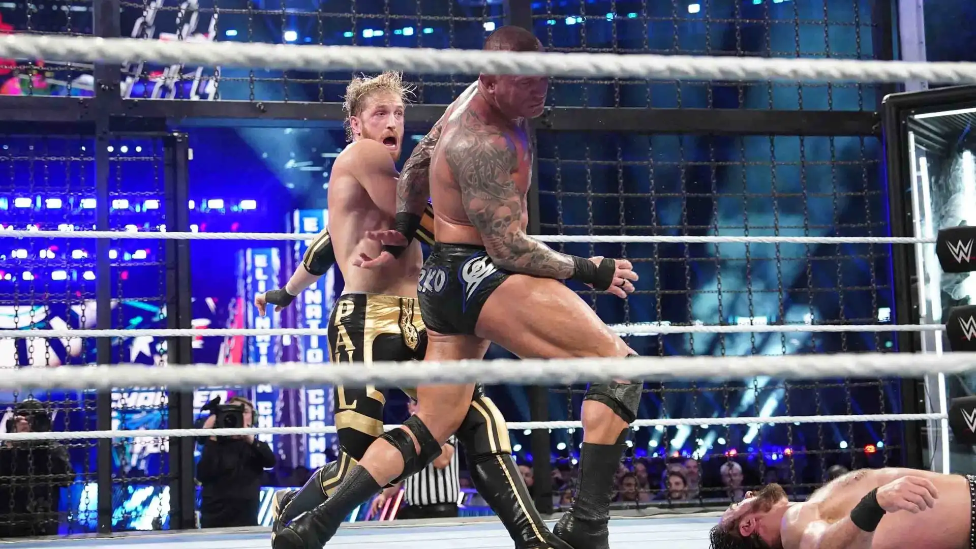 Durante il Grayson Waller Effect si è presentato Cody Rhodes, che ha lanciato una sfida a The Rock per un futuro match 1 vs 1, scaturendo l’ovazione del WWE Universe.