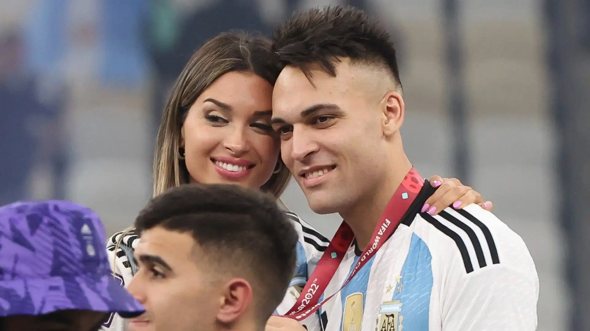 In foto i due innamorati durante i festeggiamenti per il trionfo dell'Argentina ai Mondiali in Qatar