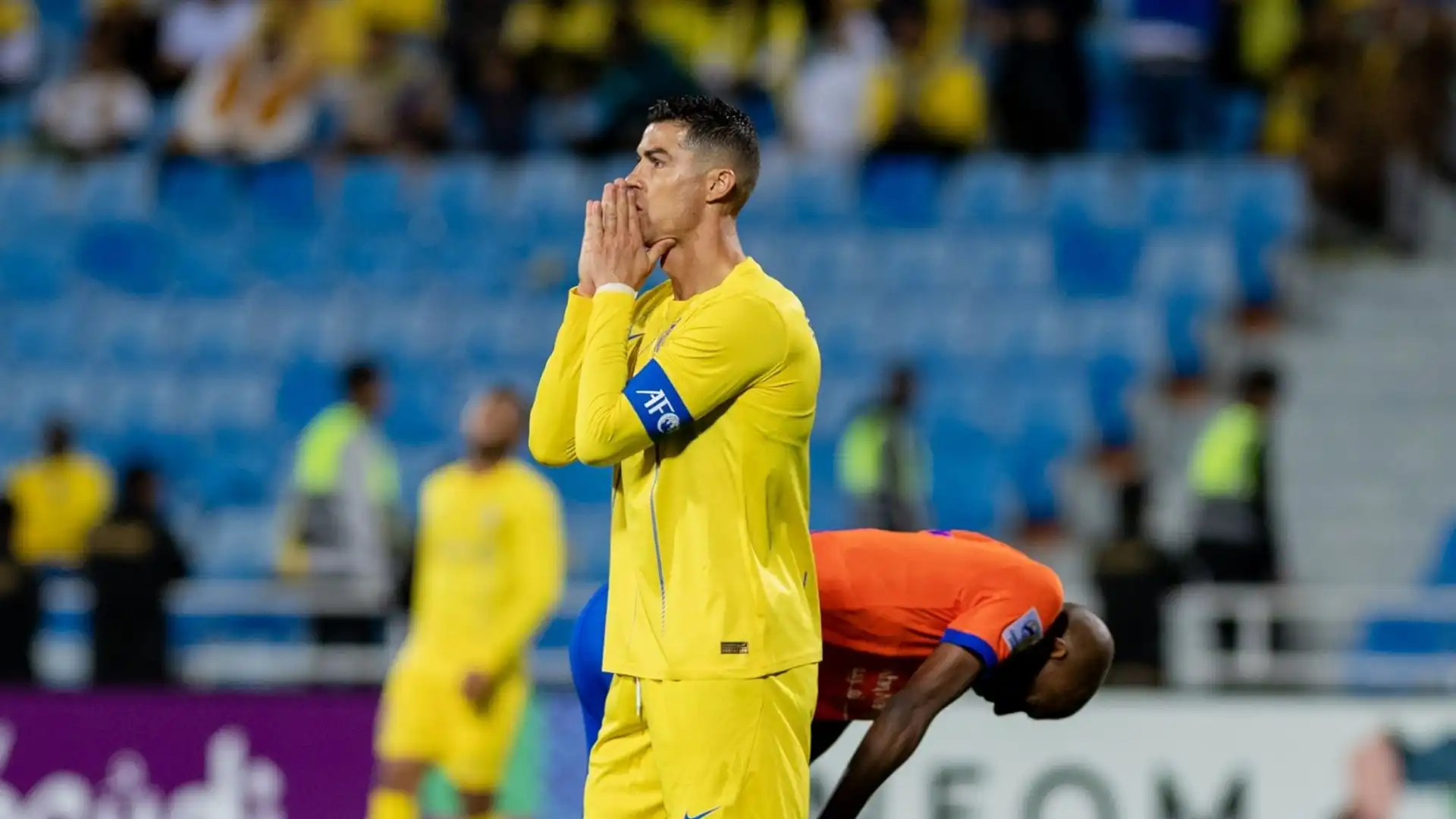 Al termine del match Ronaldo si è infuriato per i cori in favore del suo storico rivale, Lionel Messi