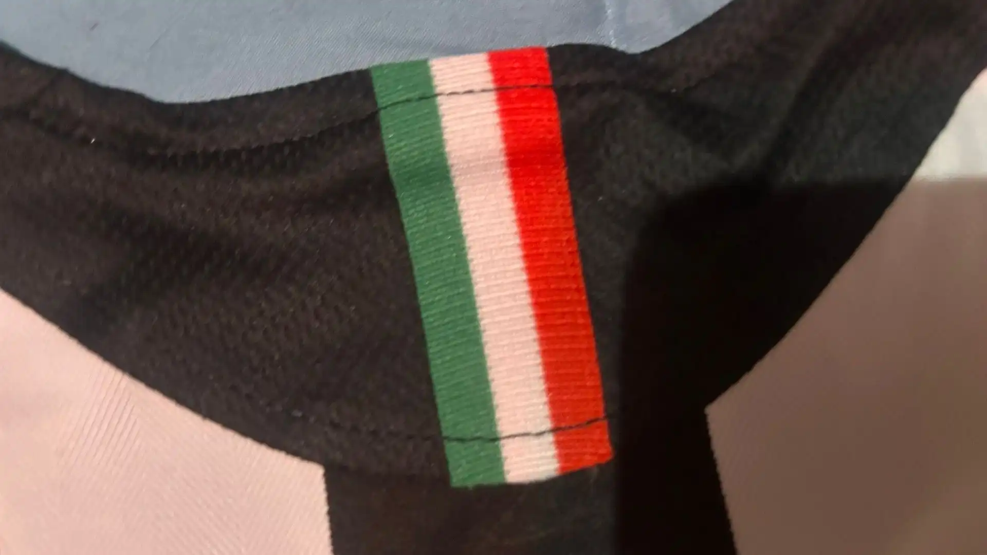 E' la maglia della Juventus della stagione 2005-06