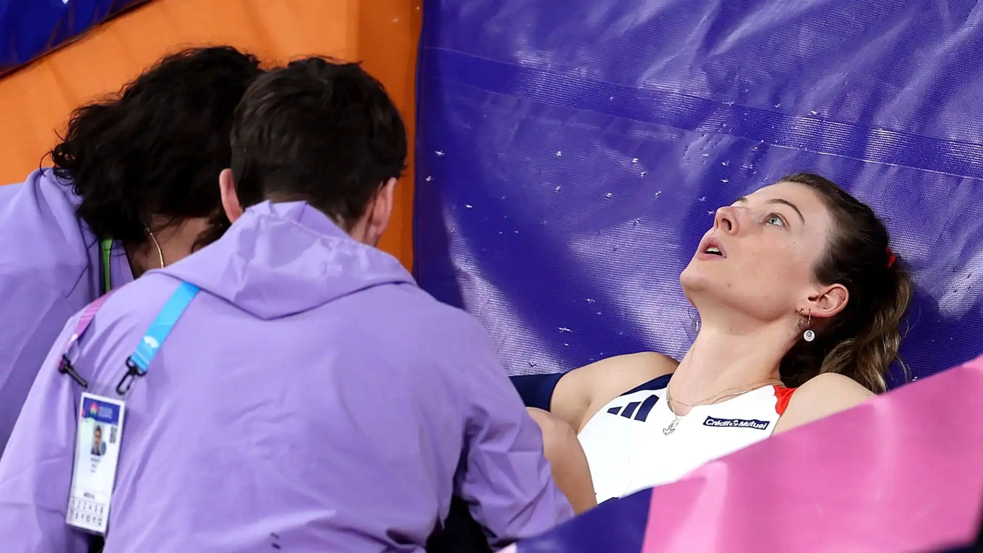 Momenti terribili per Margot Chevrier nella gara di salto con l'asta ai Mondiali di Glasgow