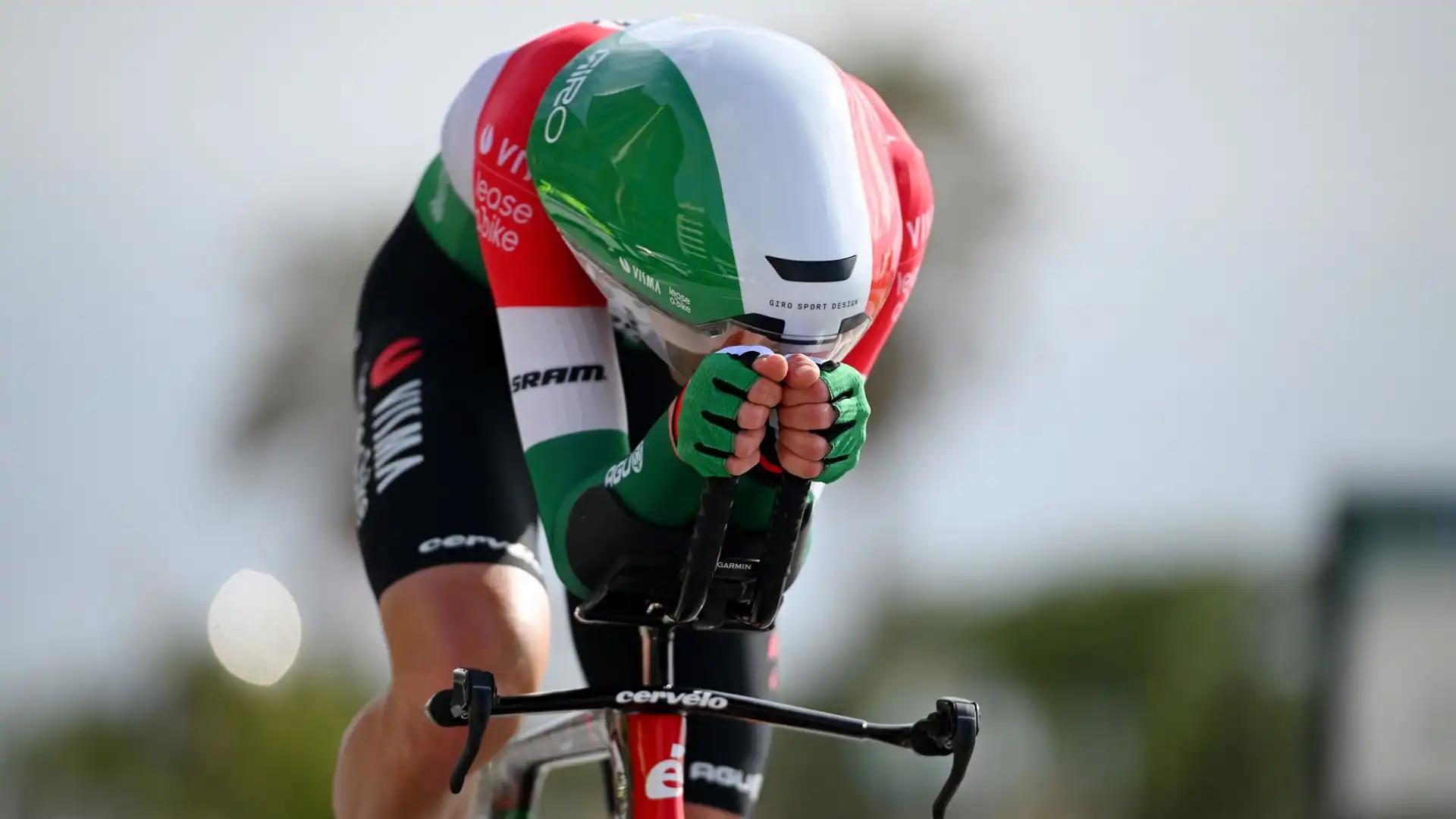 Ironie e perplessità sul nuovo casco introdotto dal team Visma nella prima tappa della Tirreno-Adriatico
