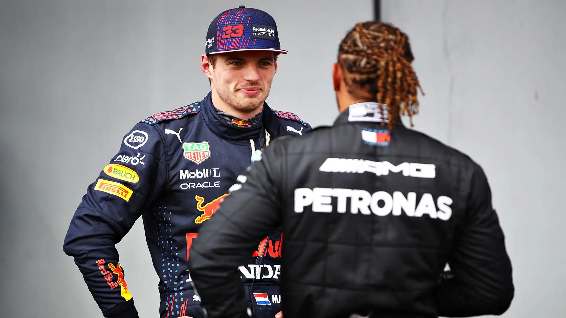 Lewis Hamilton ha commentato le voci di un clamoroso trasferimento di Max Verstappen in Mercedes