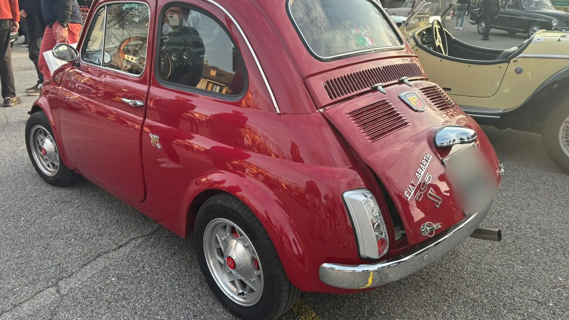 La prima versione della 500 Abarth fu presentata al salone dell'Automobile di Torino nel 1957